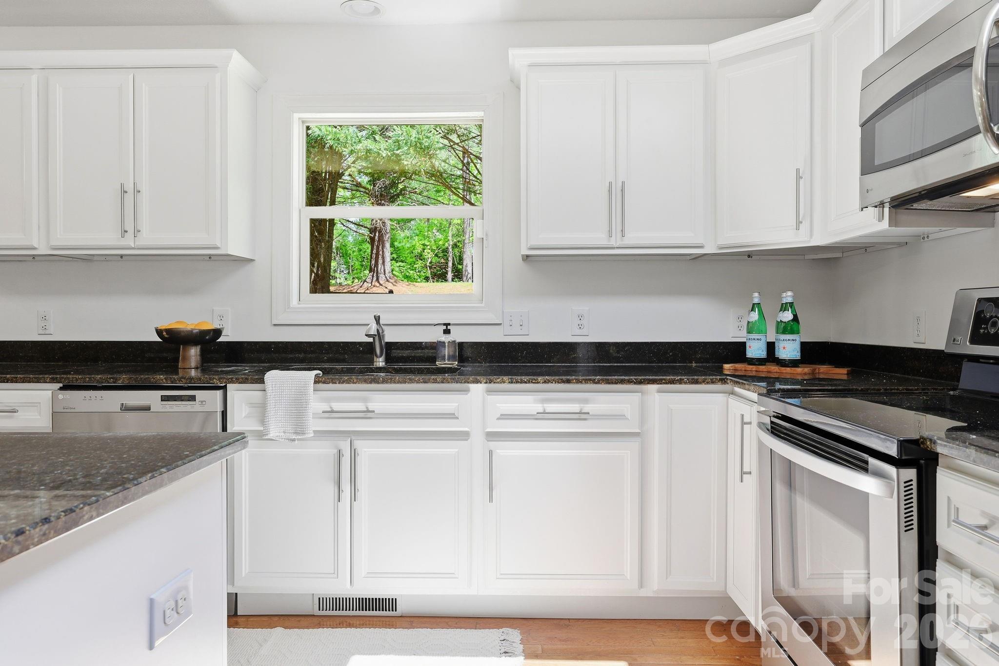 Single Family Residence at 306 Woodview Court, Fletcher, photo 10 of 42