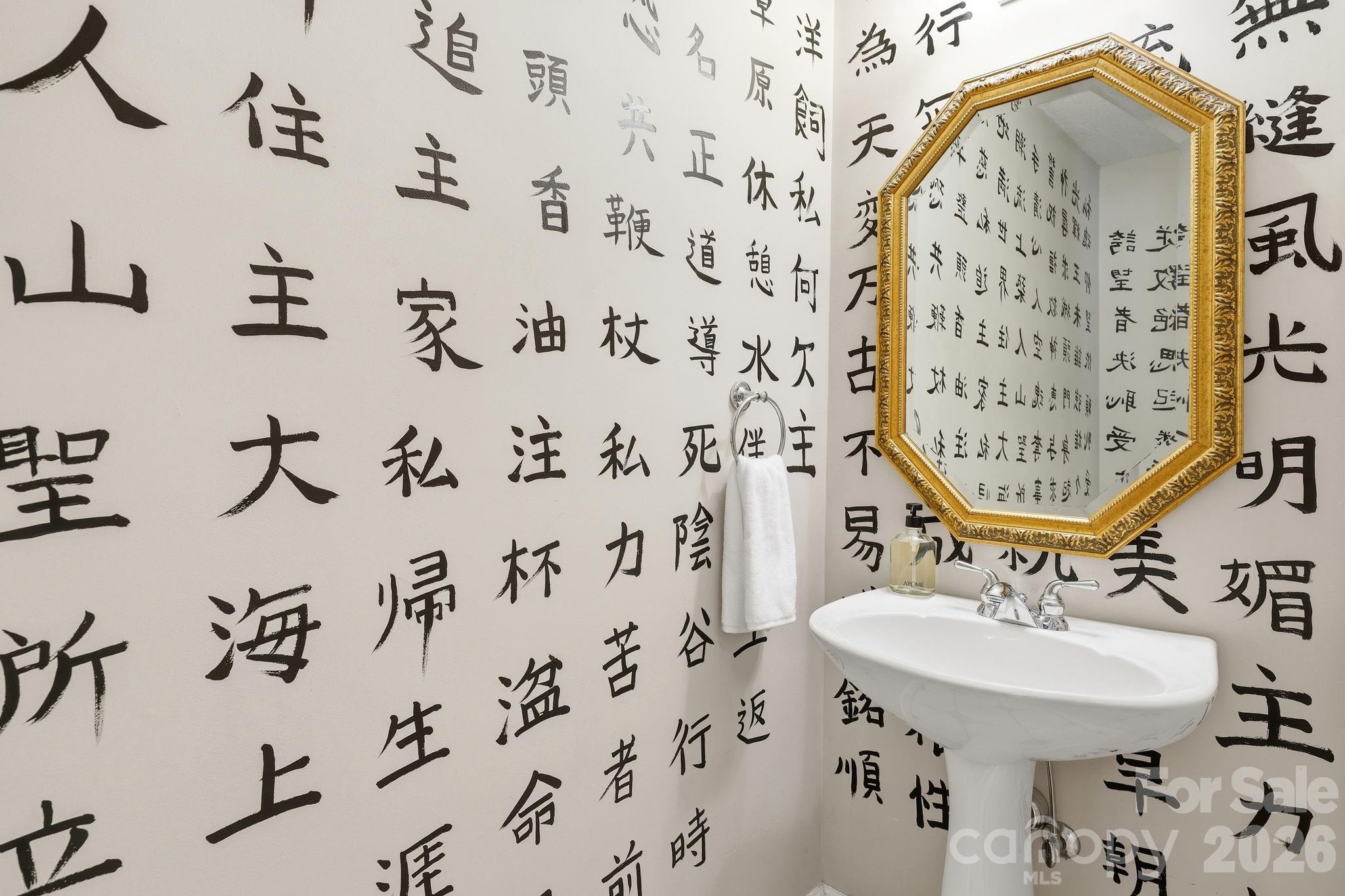 Main floor powder room - 306 Woodview Court, Fletcher
