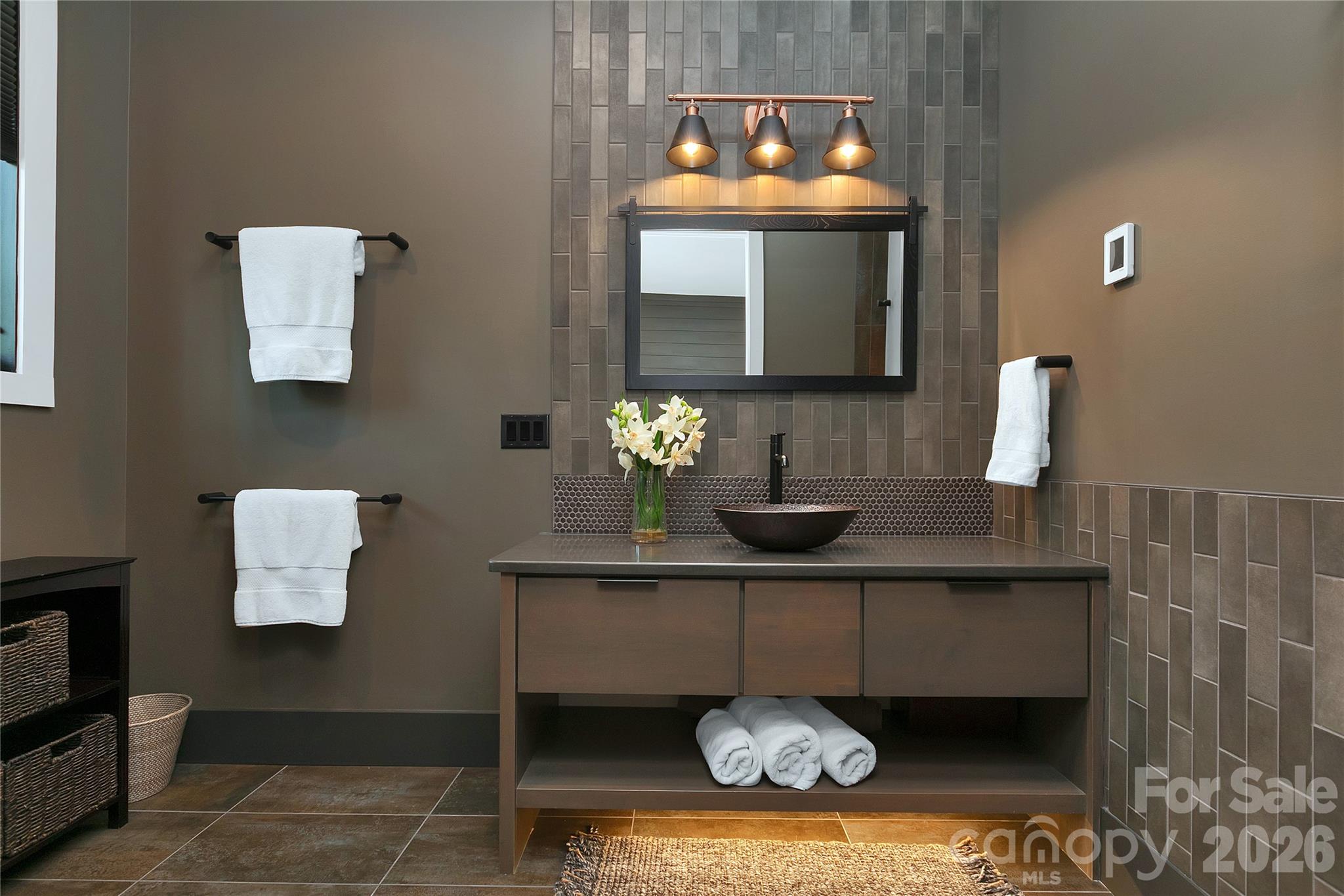 Ensuite guest bathroom - 726 Ugugu Drive, Brevard