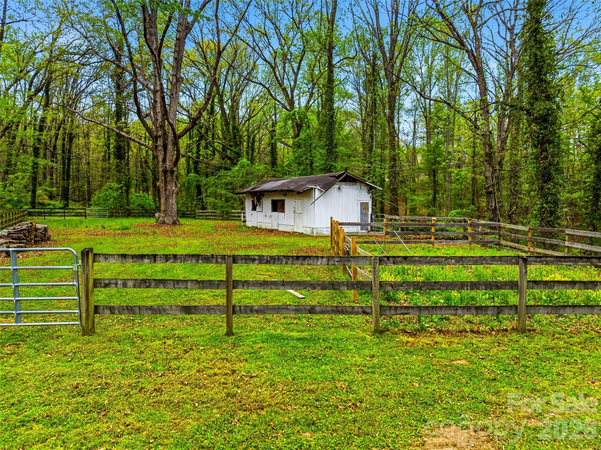 Fenced area with garden beds with accessible water. - 10 Kalimar Heights, Hendersonville