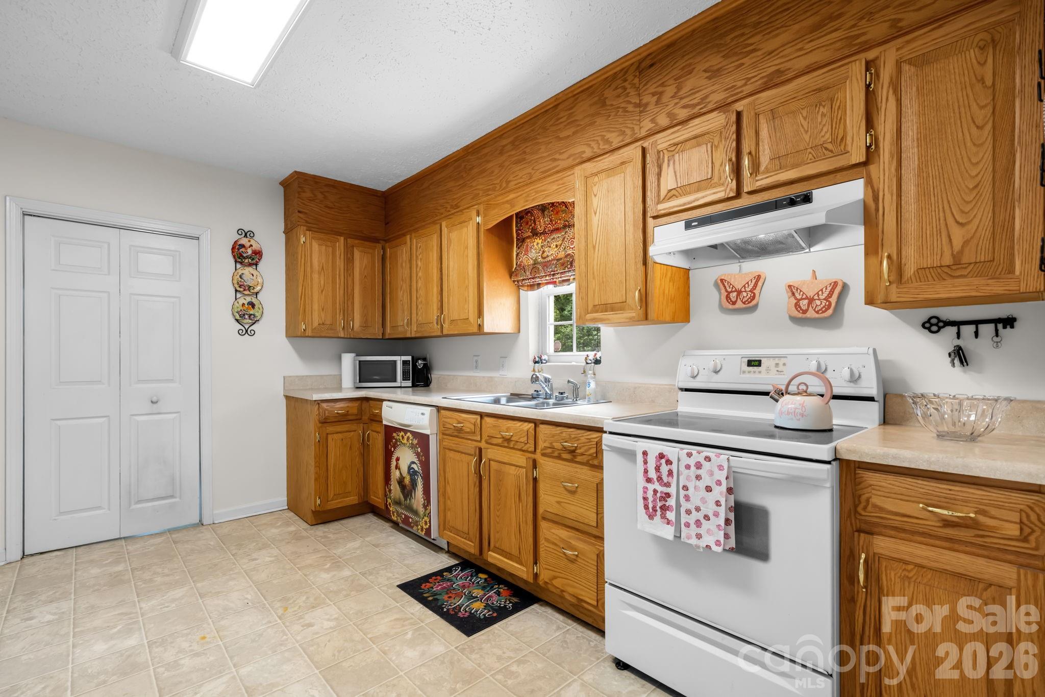 Single Family Residence at 625 Milton Avenue SW, Valdese, photo 12 of 25
