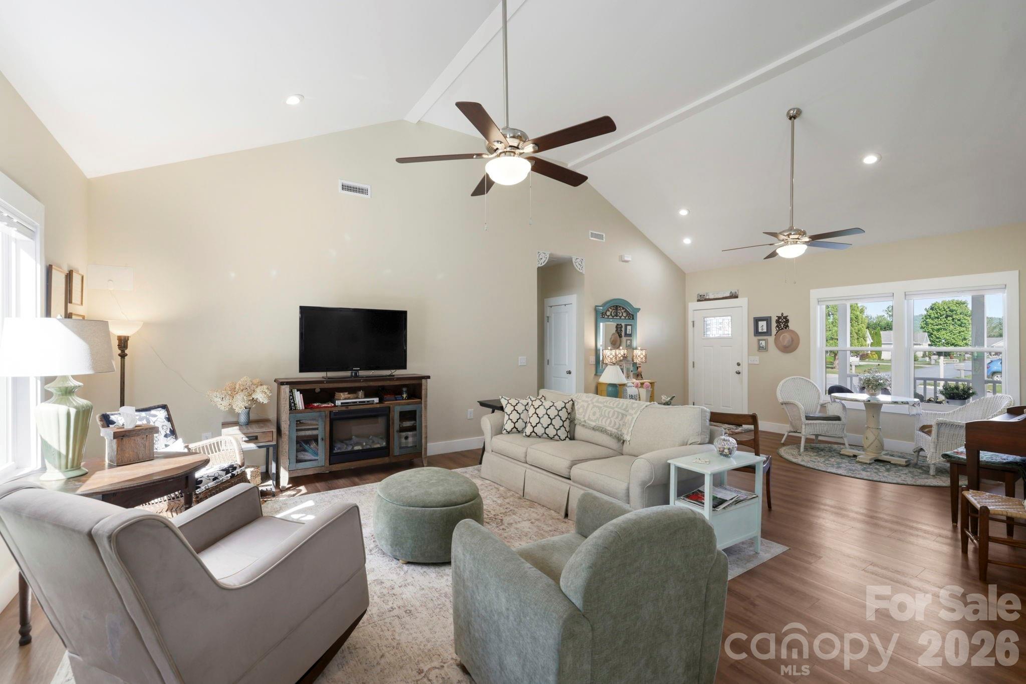 Single Family Residence at 143 Beechnut Drive, Hendersonville, photo 2 of 43