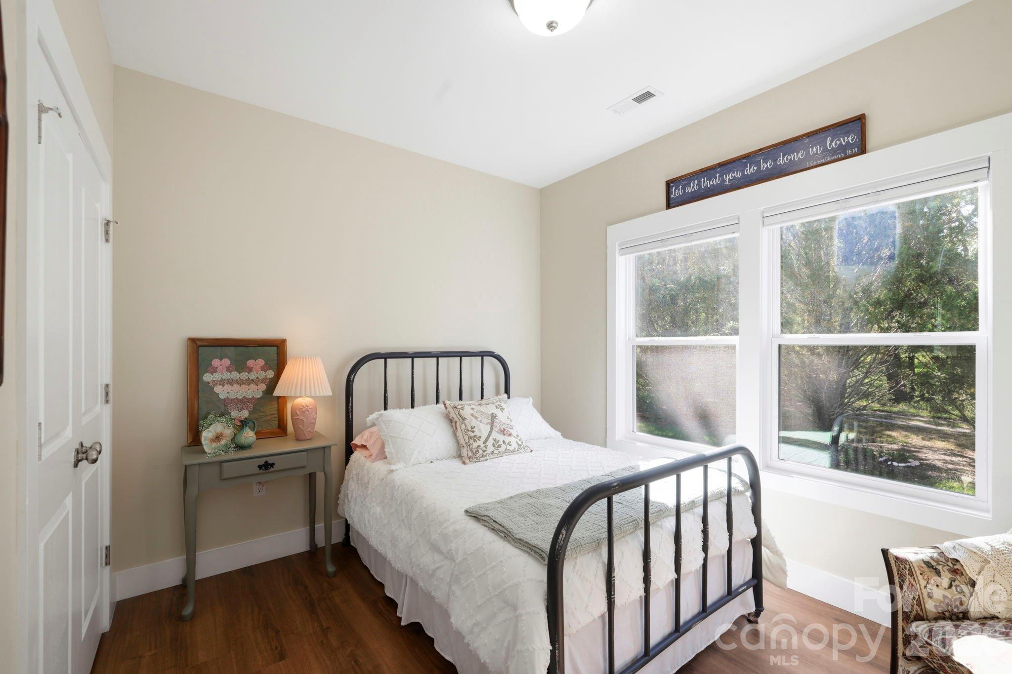 Single Family Residence at 143 Beechnut Drive, Hendersonville, photo 20 of 43