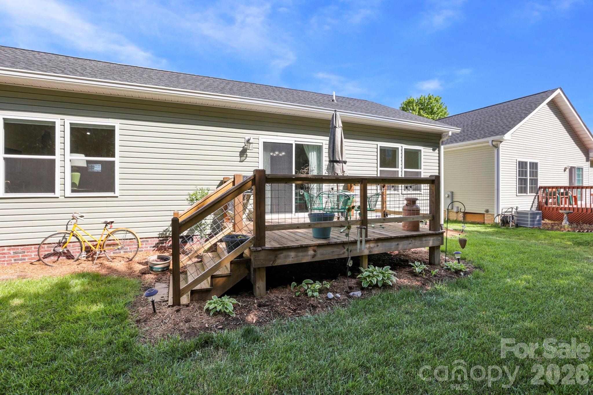 Single Family Residence at 143 Beechnut Drive, Hendersonville, photo 28 of 43