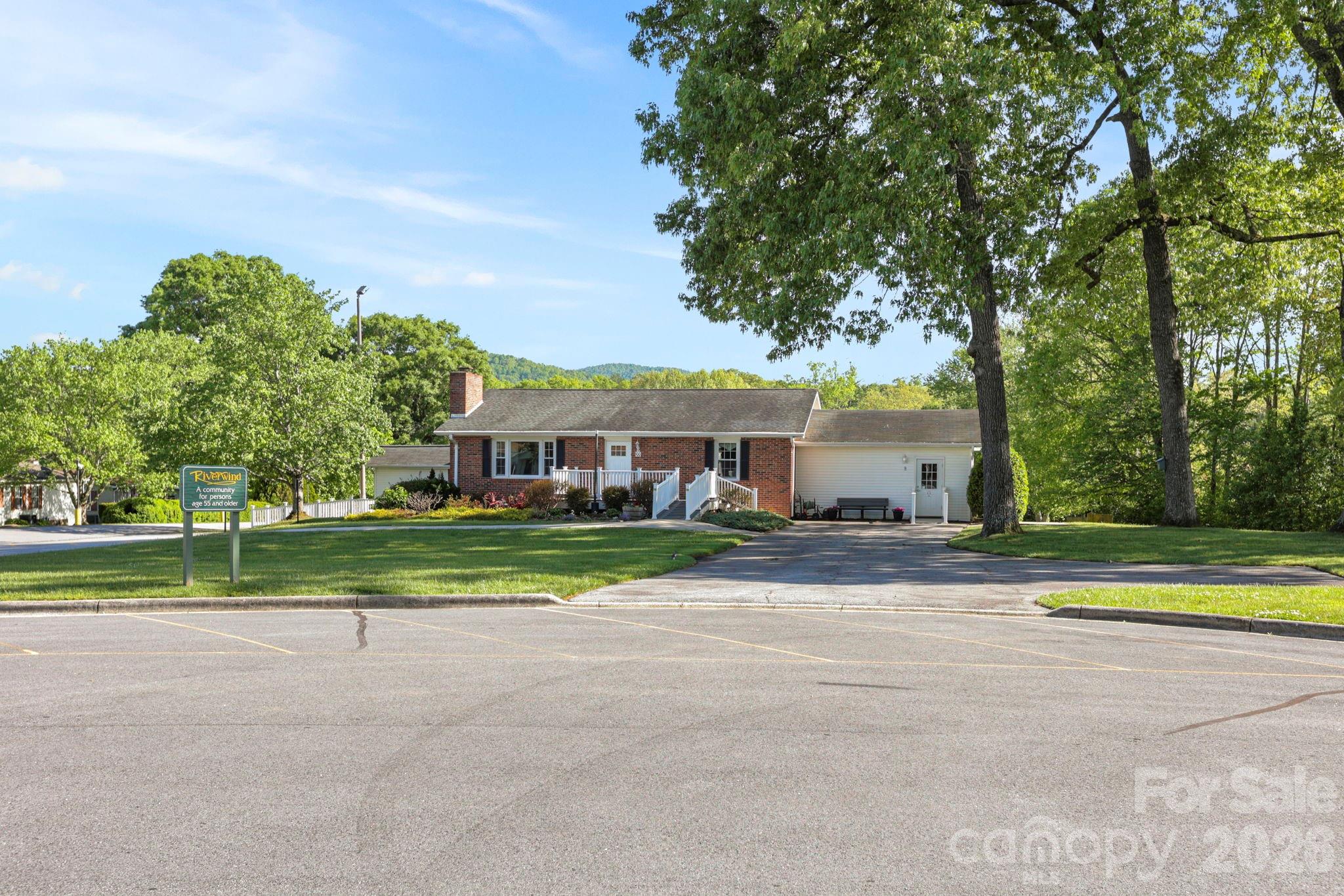 Single Family Residence at 143 Beechnut Drive, Hendersonville, photo 40 of 43