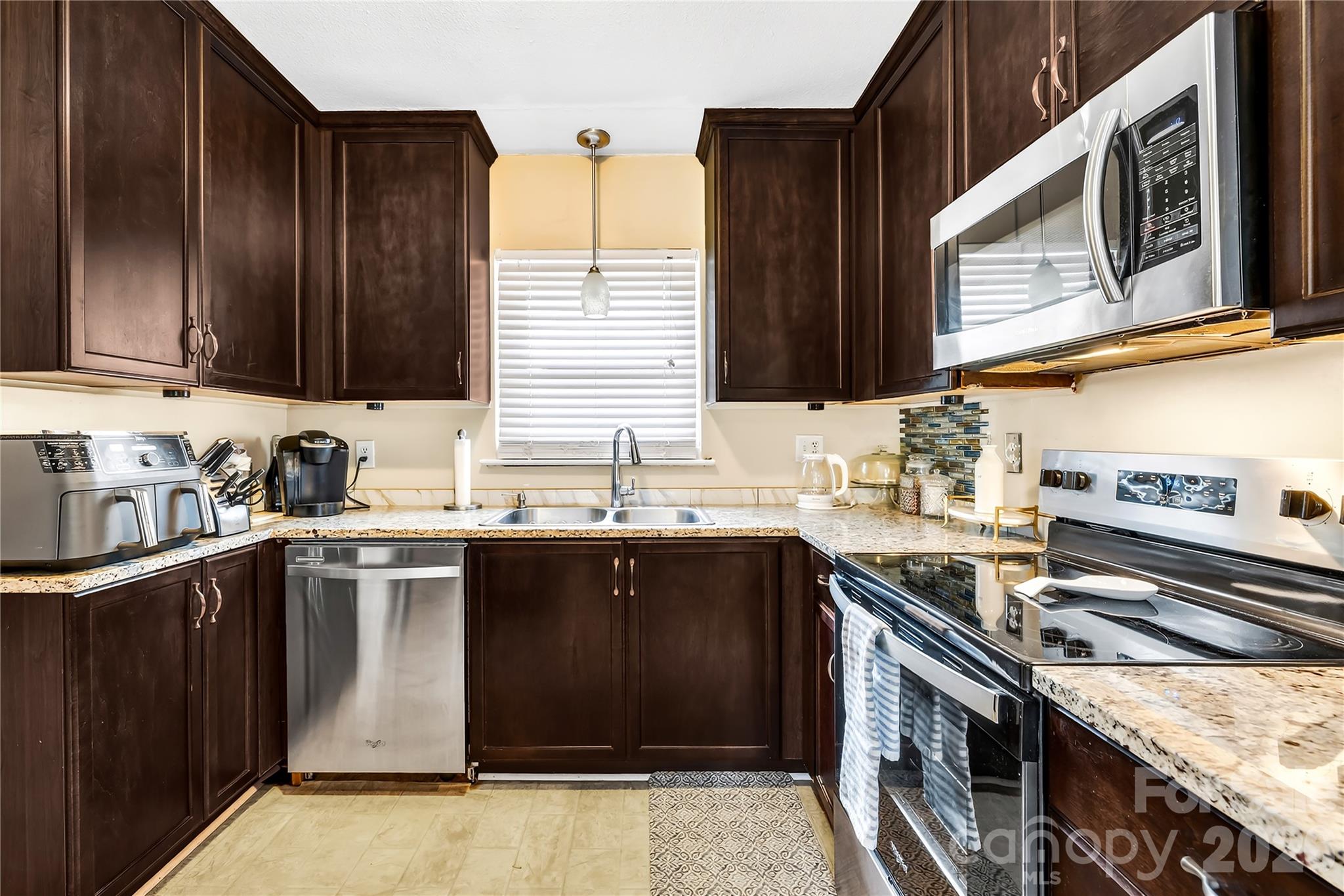 Kitchen - 145 Driftwood Drive, Mooresville