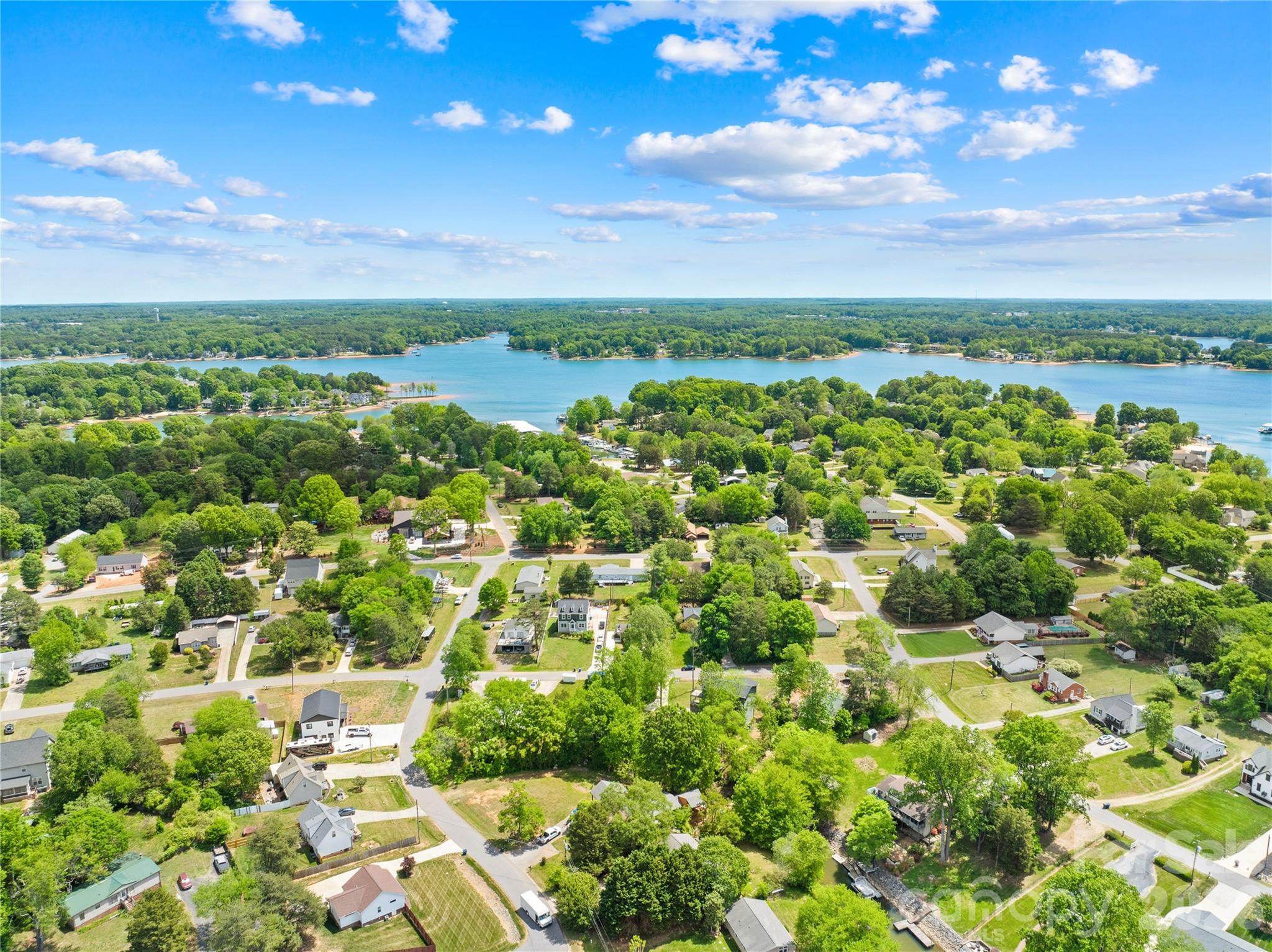 Lake is close - 145 Driftwood Drive, Mooresville