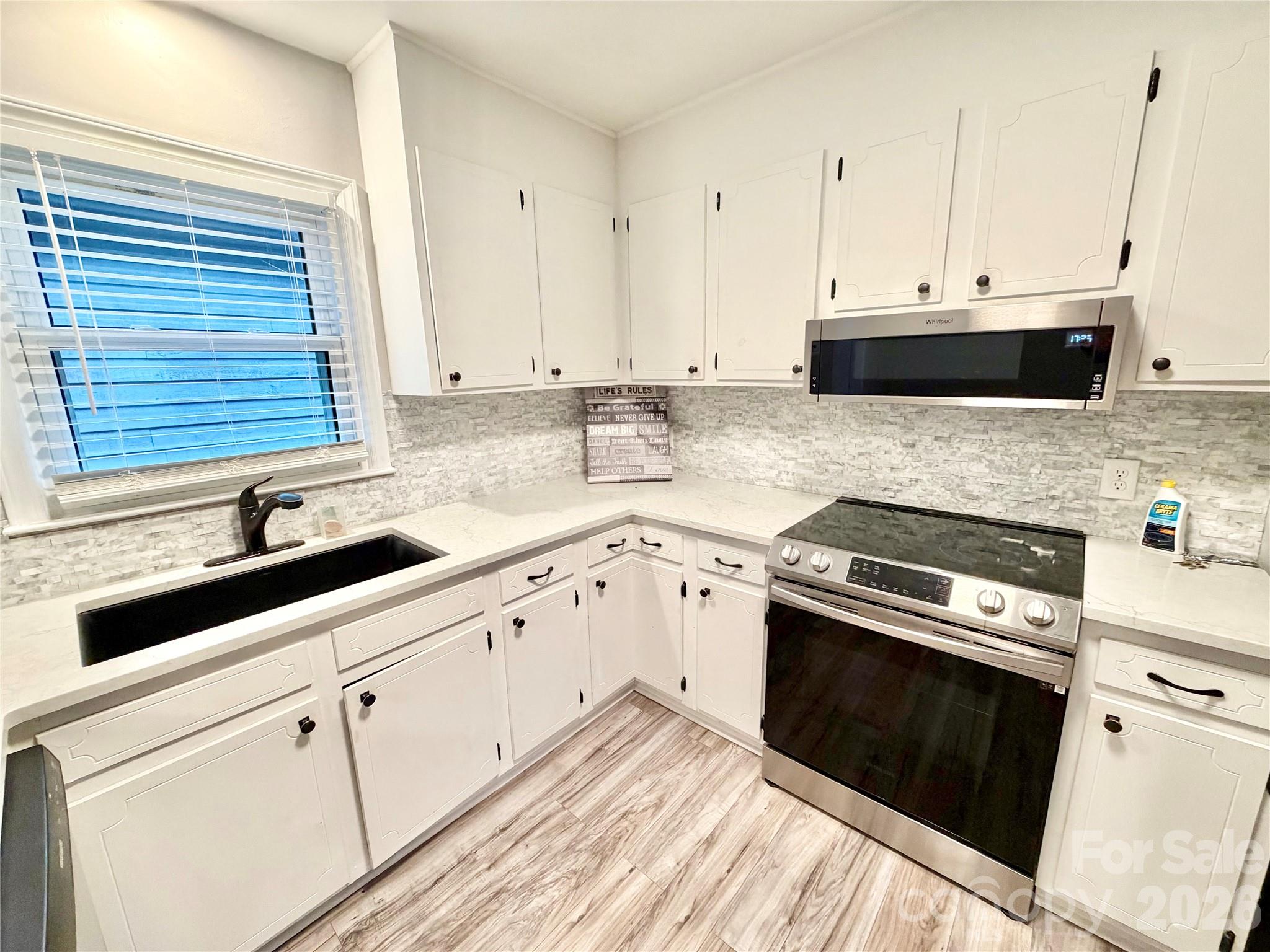 Single Family Residence at 1586 Kenlane Drive, Hickory, photo 8 of 24