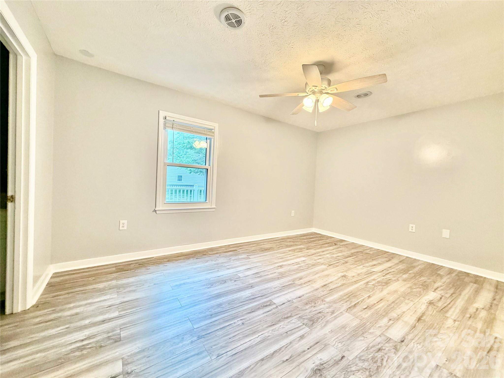 Single Family Residence at 1586 Kenlane Drive, Hickory, photo 14 of 24