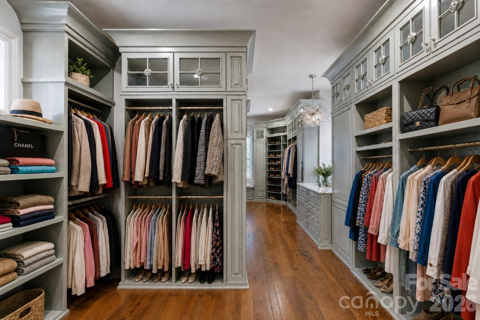 Boutique Closet - 171 White Horse Drive, Mooresville