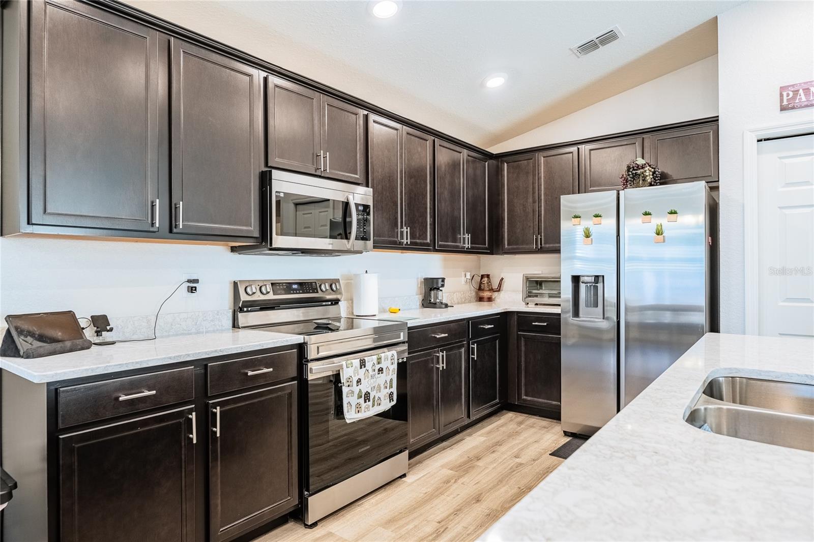 Updated kitchen - 3307 COSTELLO CIR, WINTER HAVEN