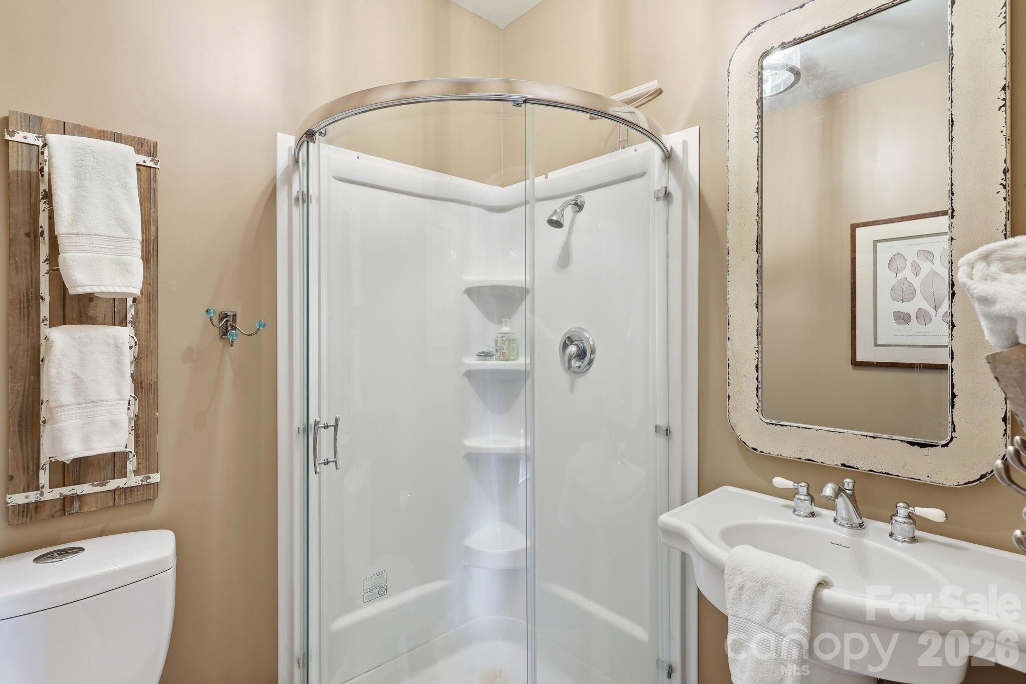 Ground Level Bedroom En Suite - 112 Sunny Morning Court, Hendersonville