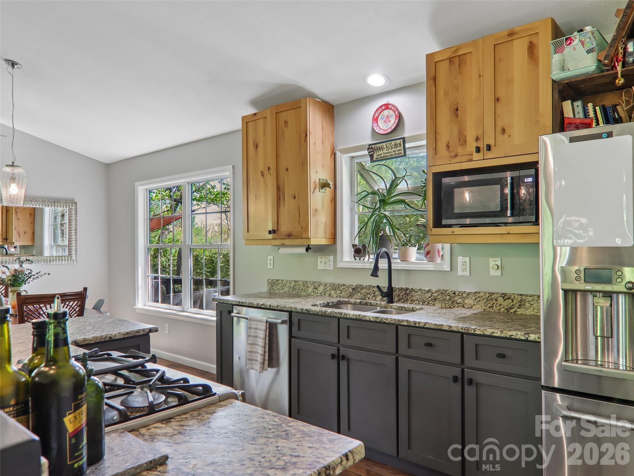 Gas range - 554 Pisgah Forest Drive, Pisgah Forest