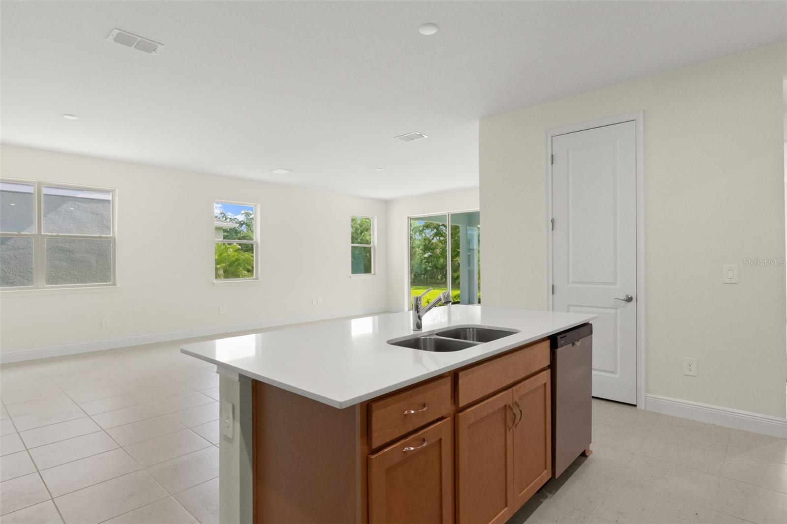 Island with Breakfast Bar - 5038 125TH AVE E, PARRISH