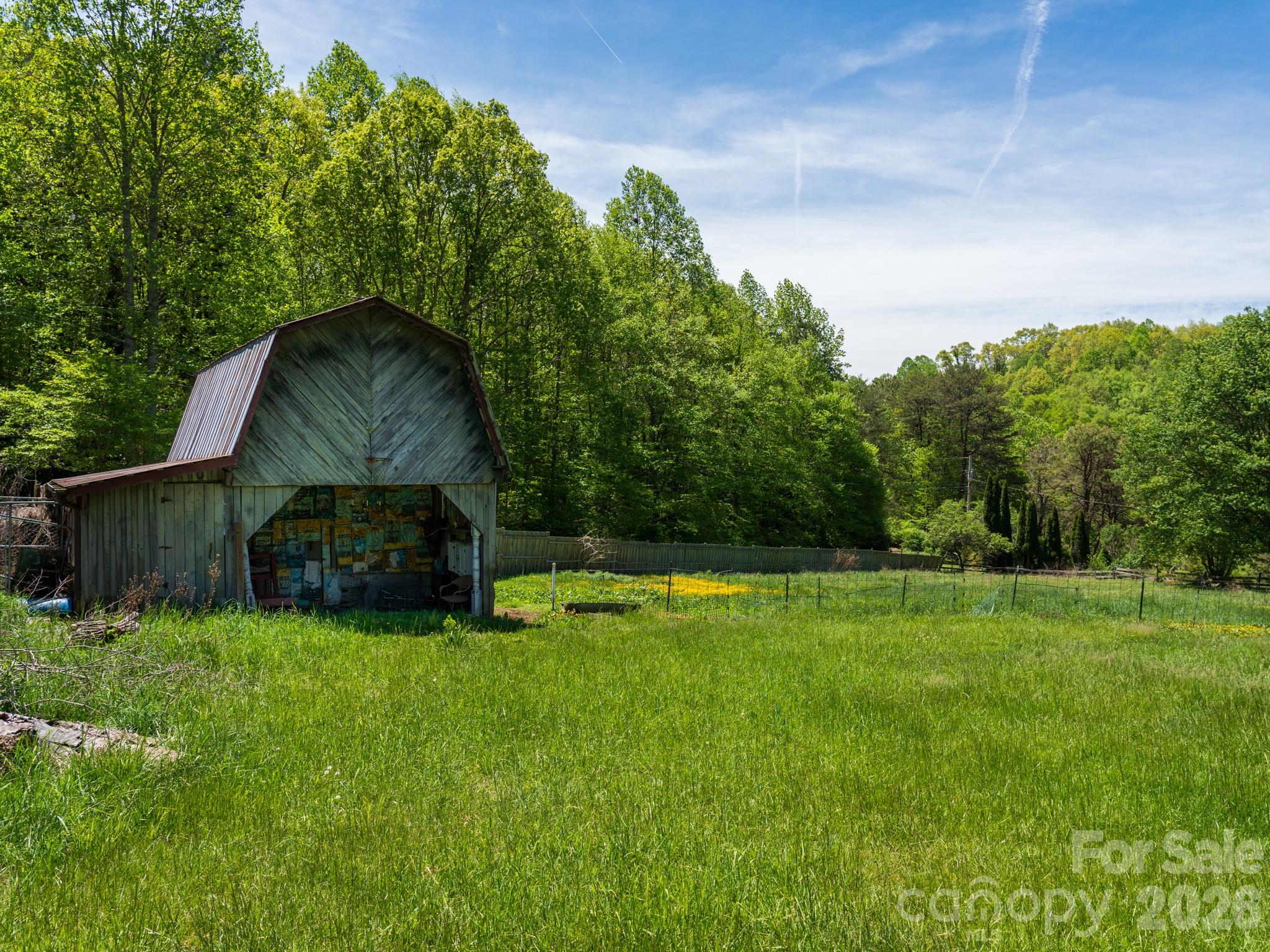 Vintage barn with power available and attached pasture - 838 Hidden Valley Road, Clyde