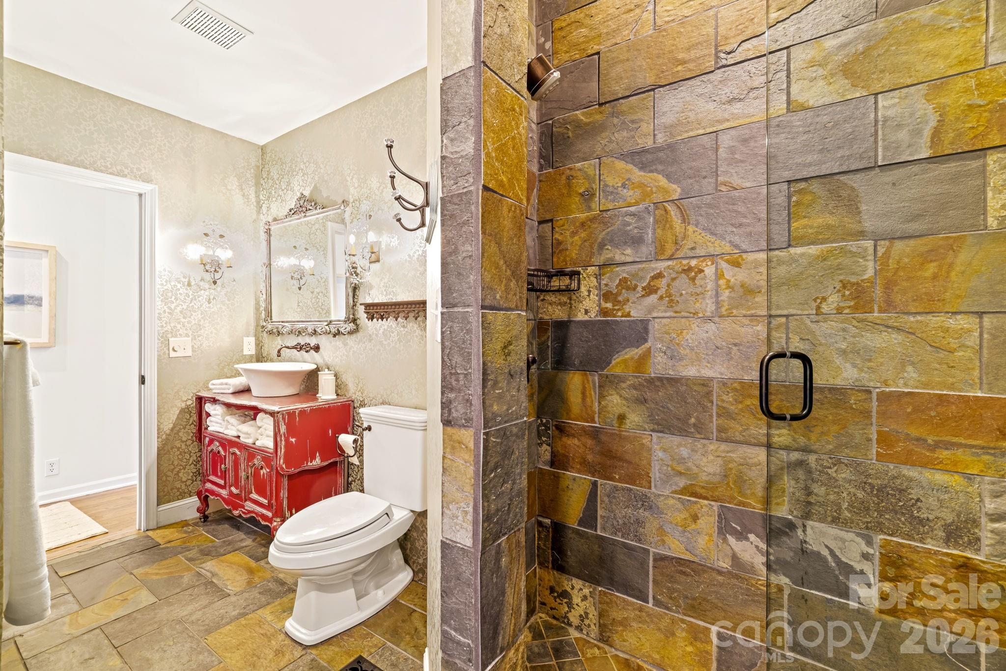 Ensuite Bath - 1052 Toxaway Drive, Lake Toxaway