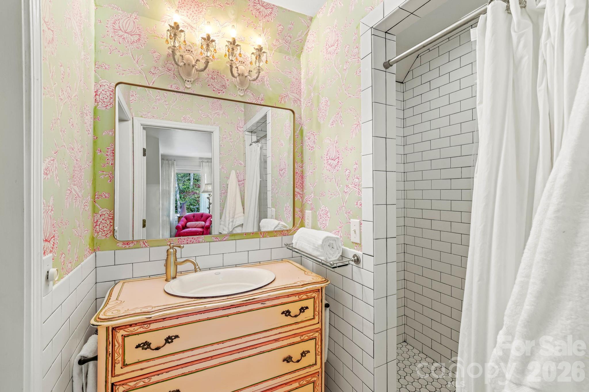 Ensuite Bath - 1052 Toxaway Drive, Lake Toxaway