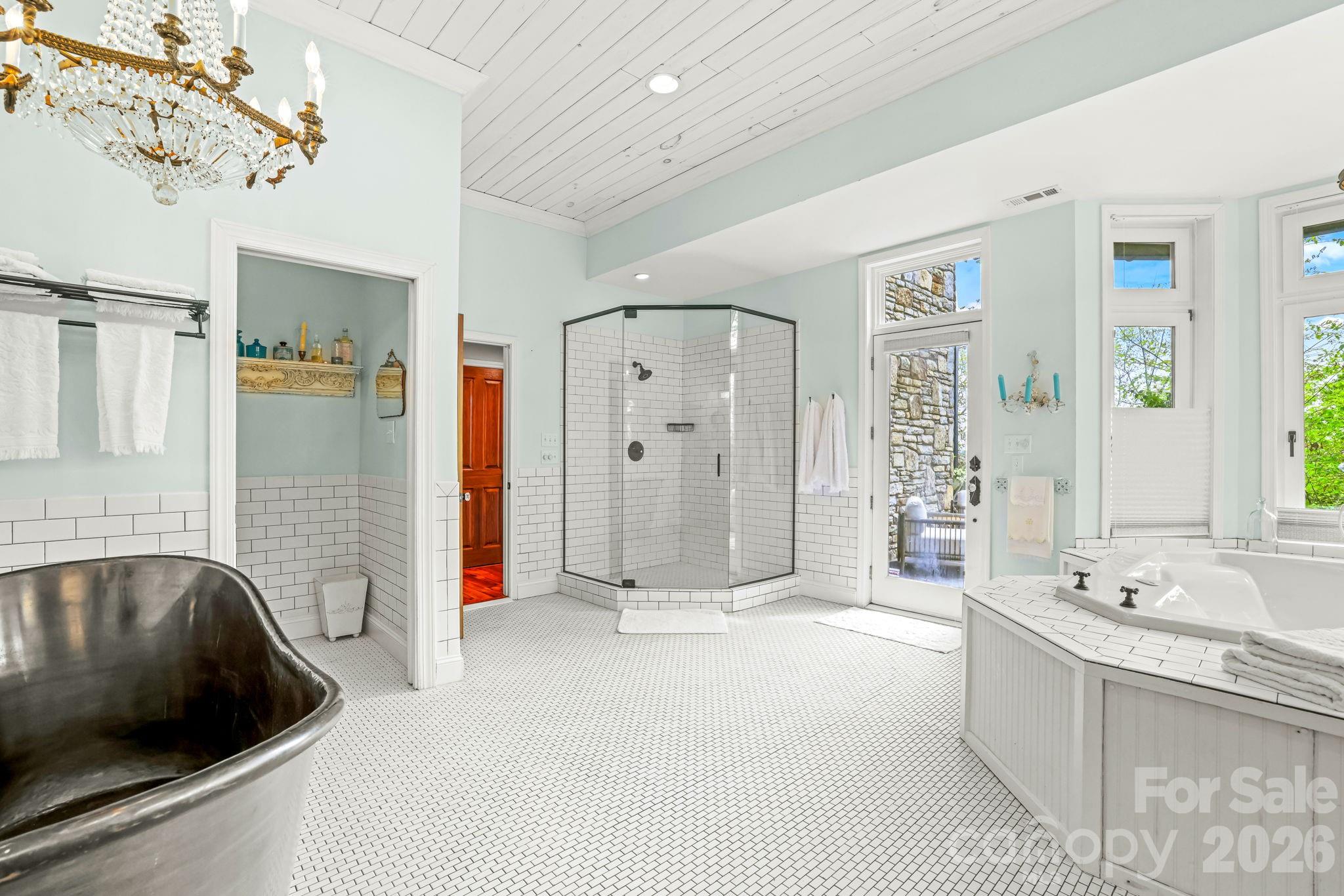 Ensuite Bath - 1052 Toxaway Drive, Lake Toxaway