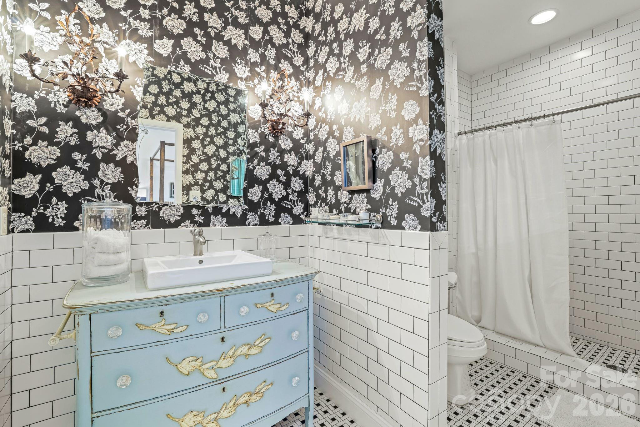 Ensuite Bath - 1052 Toxaway Drive, Lake Toxaway