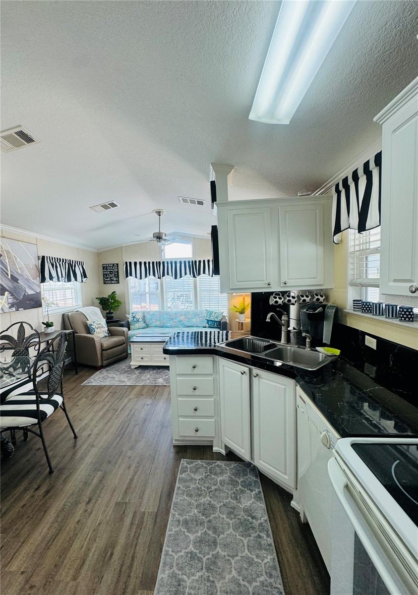 A kitchen you'll love! - 300 ROYAL TROON LOOP, DAVENPORT