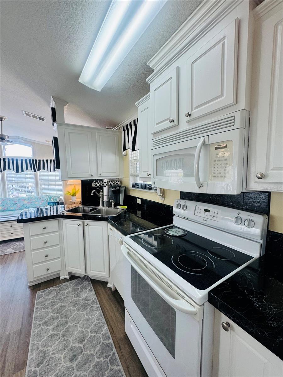 Cute kitchen area! - 300 ROYAL TROON LOOP, DAVENPORT