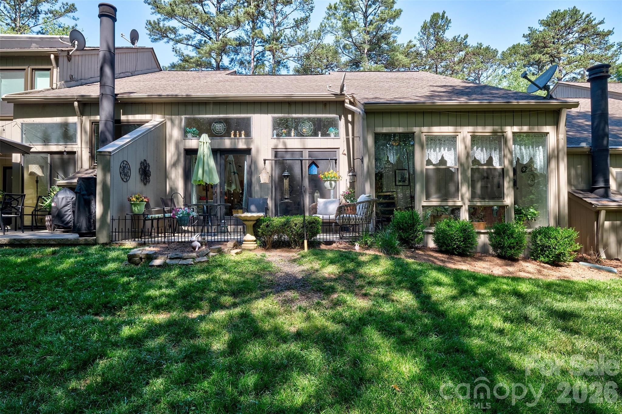 Lovely outdoor entertaining area - 114 Pine Grove Circle, Lake Wylie
