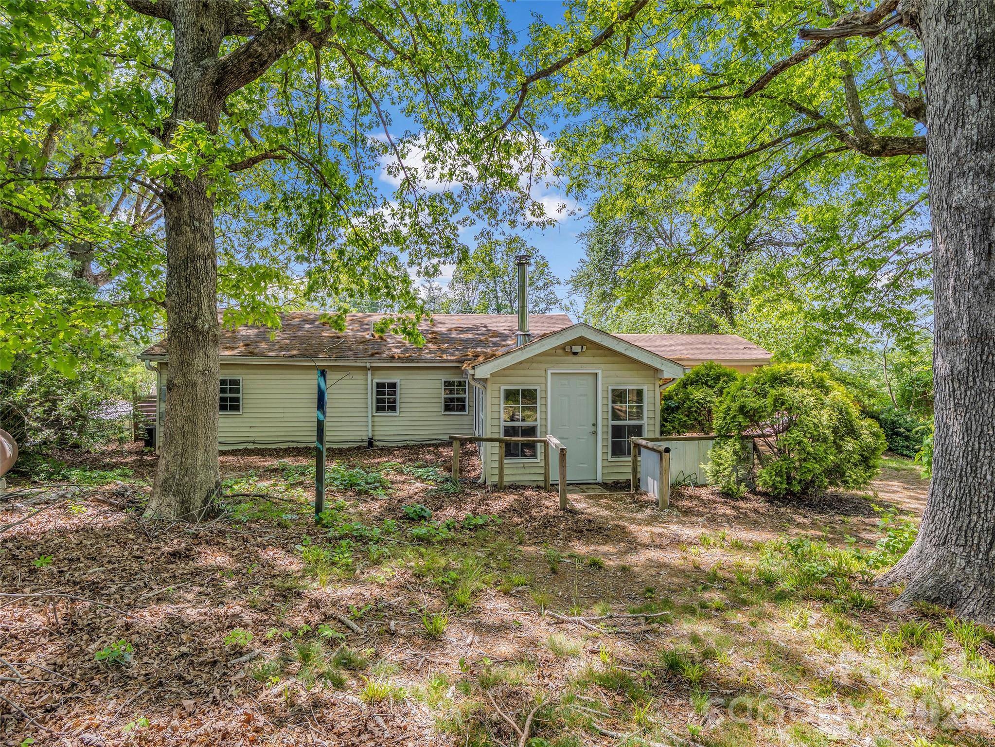 Single Family Residence at 1916 Old Spartanburg Road, Hendersonville, photo 7 of 29