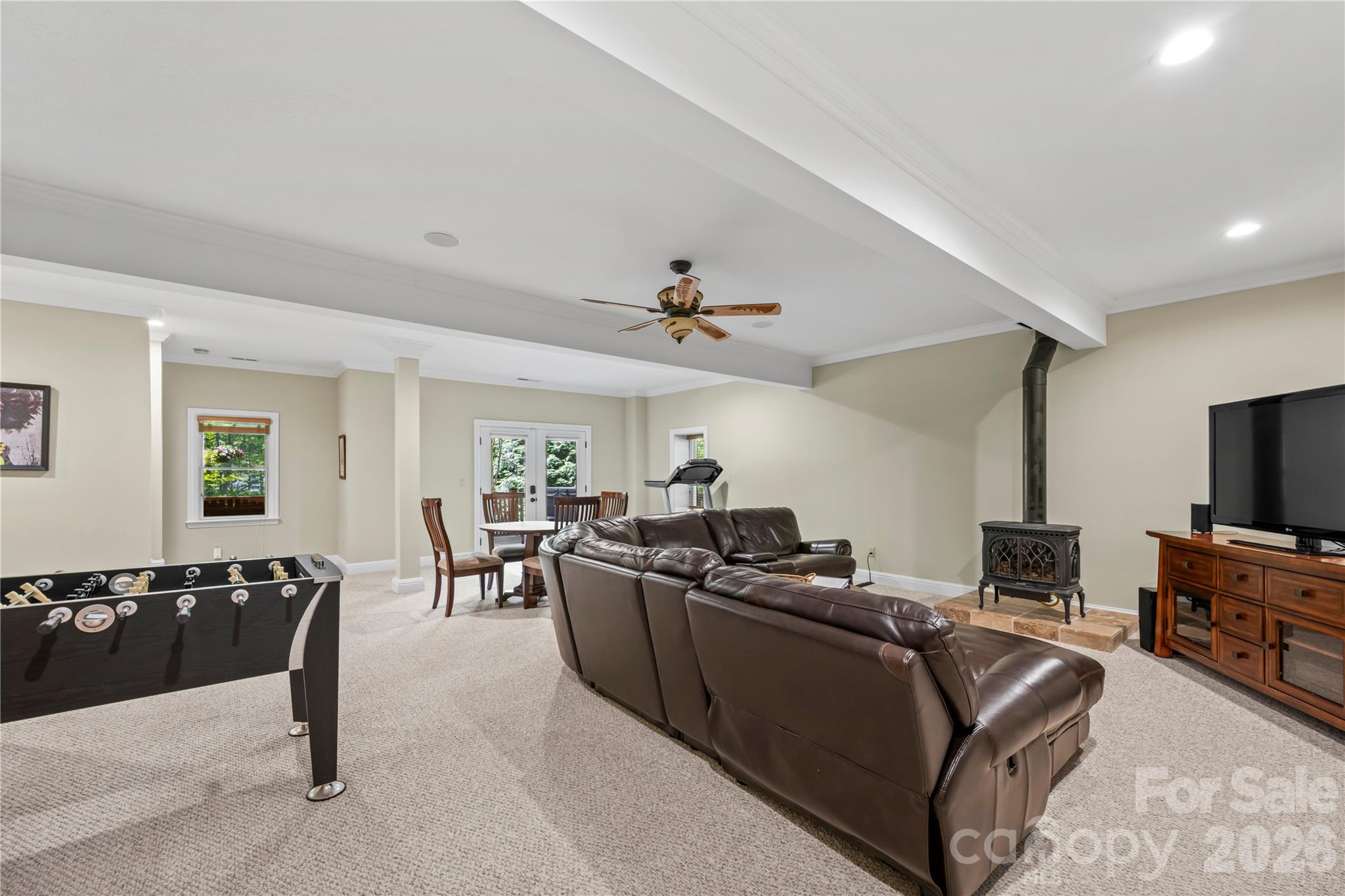 Single Family Residence at 128 Churchill Downs Drive, Fairview, photo 6 of 48