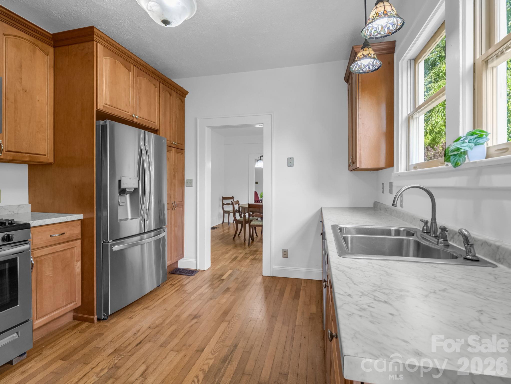 Single Family Residence at 1534 Kensington Road, Hendersonville, photo 2 of 44