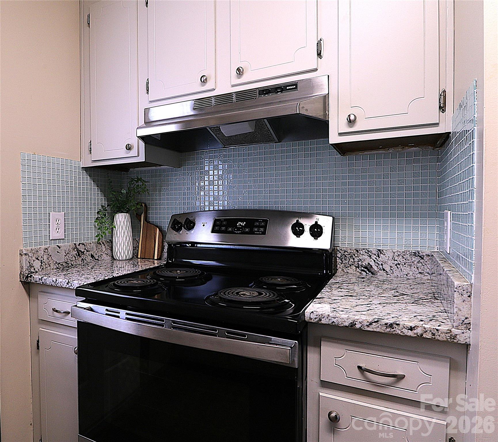 Kitchen - 525 SW 12th Street SW, Hickory