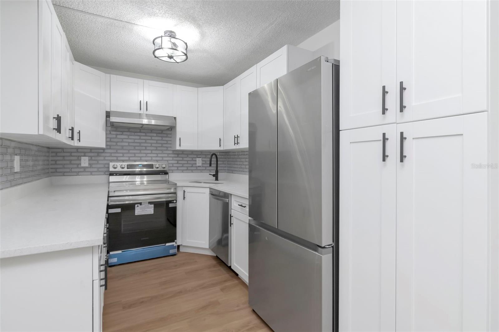 Stylish Kitchen with Granite Countertops & Subway Backsplash - 3211 LAKE PINE WAY E #A1, TARPON SPRINGS
