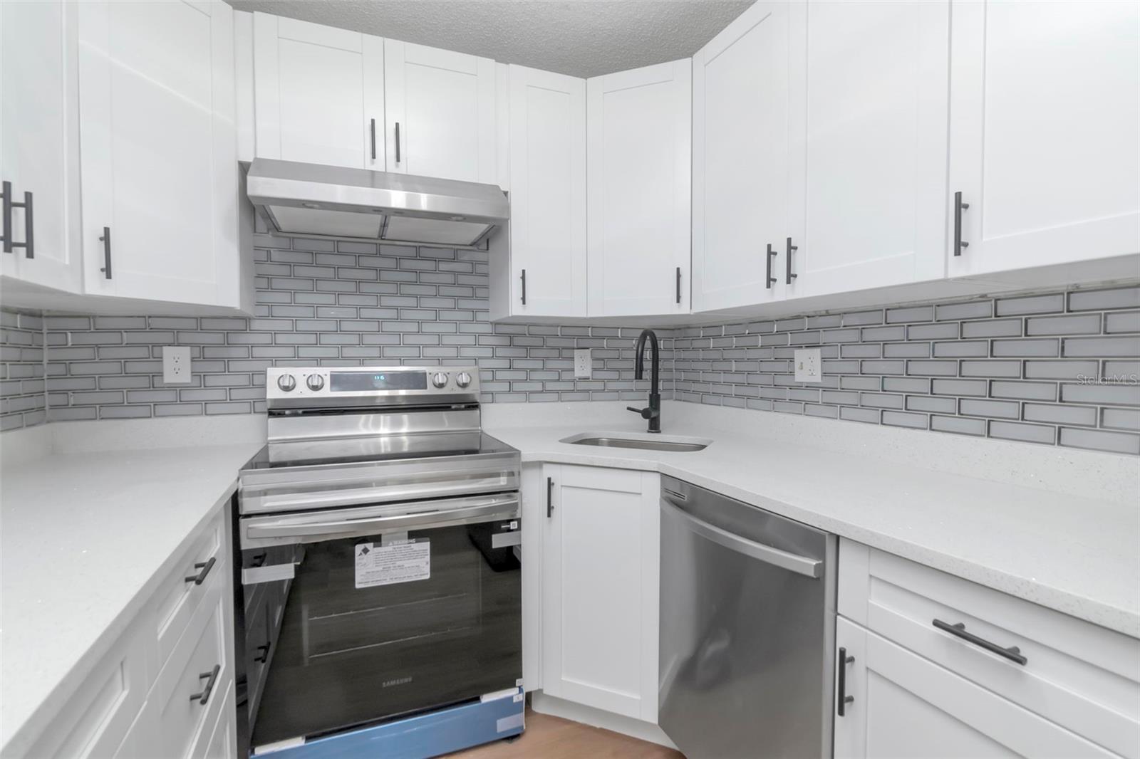 Gorgeous Kitchen with Upgraded Finishes Throughout - 3211 LAKE PINE WAY E #A1, TARPON SPRINGS