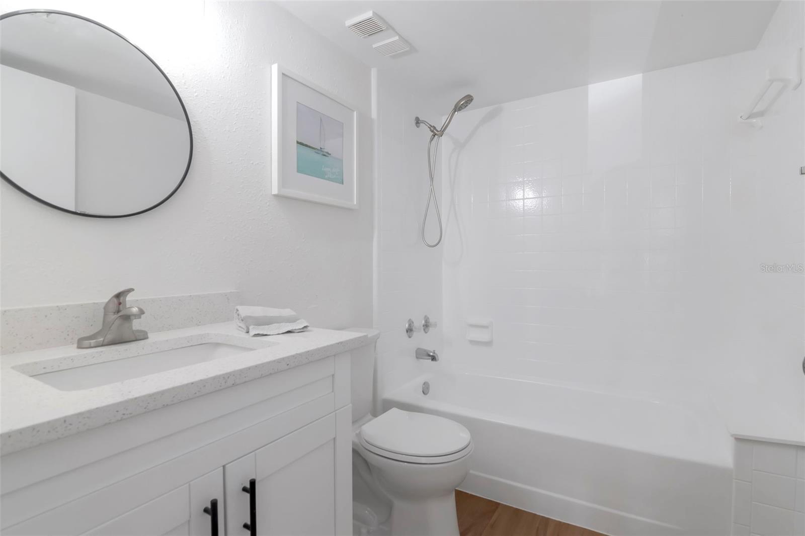 Updated Bathroom with Tub - 3211 LAKE PINE WAY E #A1, TARPON SPRINGS