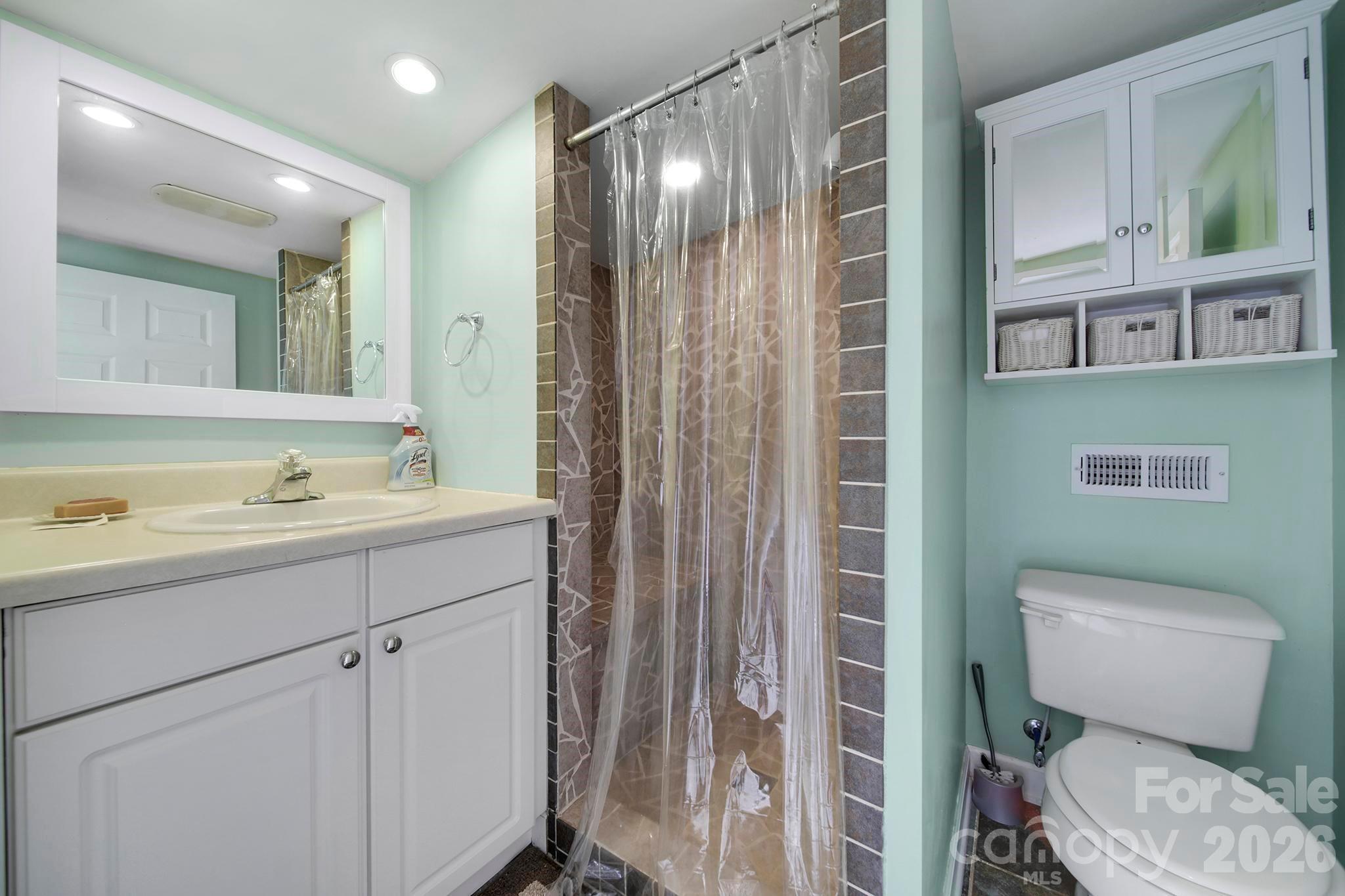 3rd full bath en-suite in 4th bedroom - 530 Calabash Road, Clover