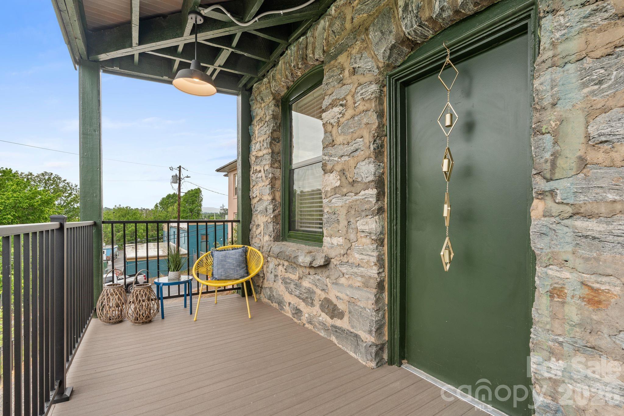 Private outdoor back deck space - 134 Biltmore Avenue, Asheville