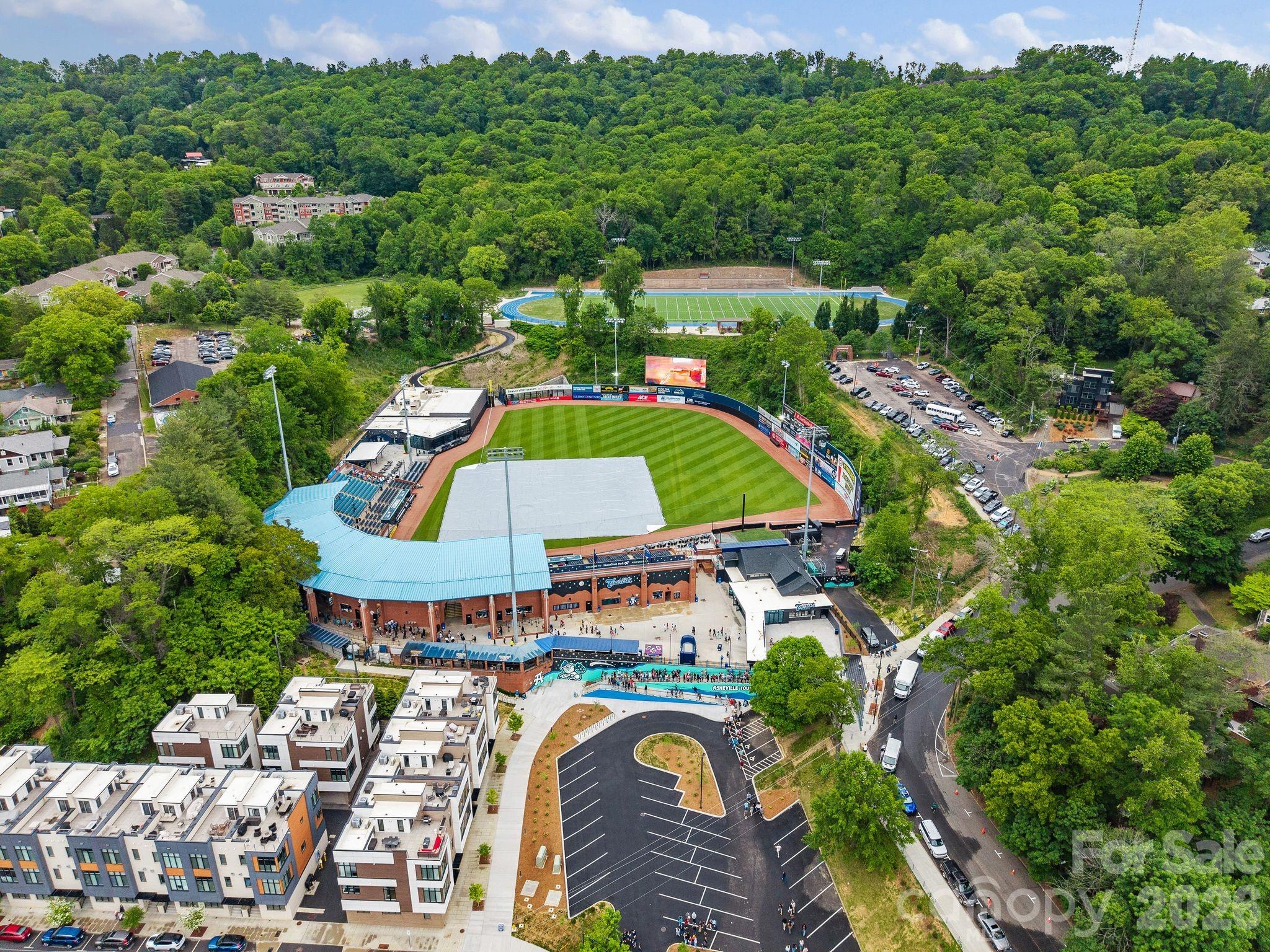 Walking distance to the Asheville Tourist baseball field - 134 Biltmore Avenue, Asheville