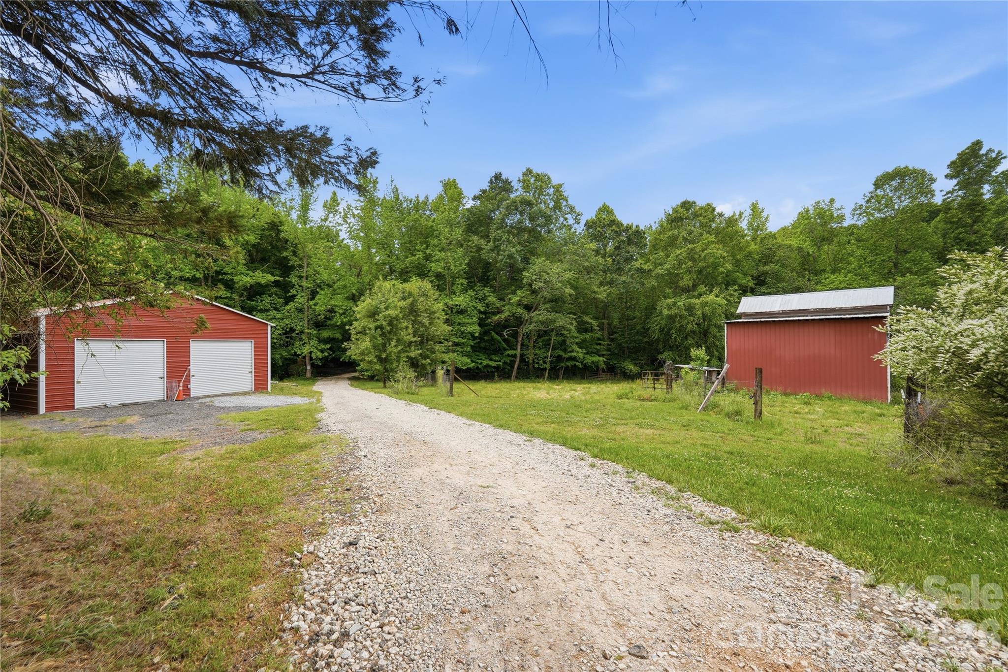 The drive in to your private oasis - 250 Henderson Road, Bessemer City