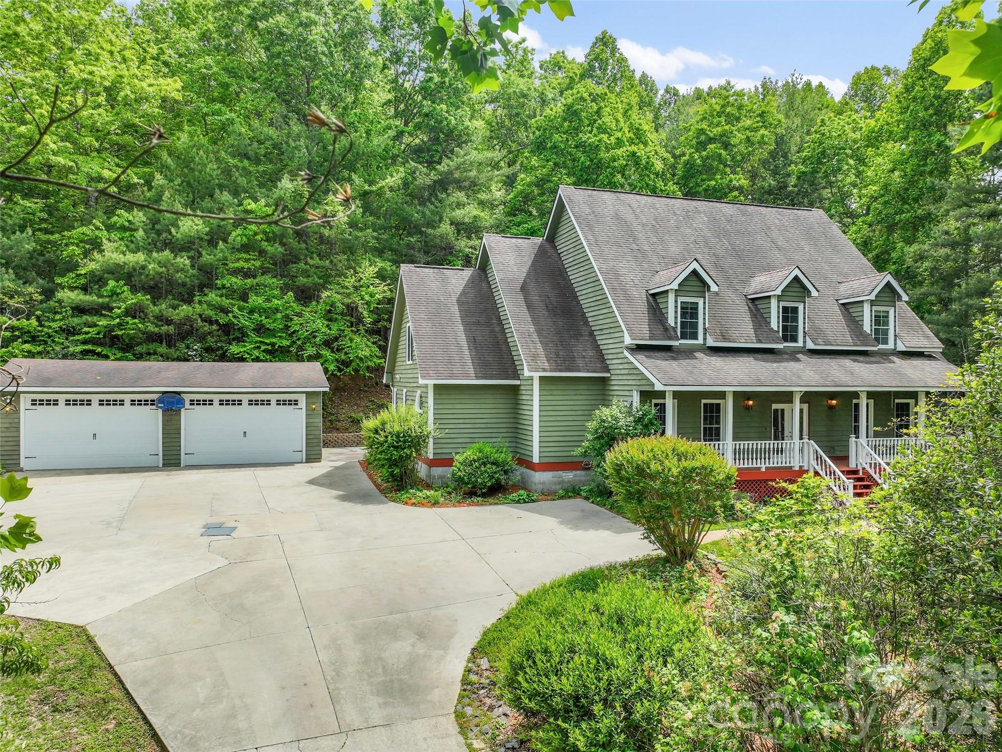 Over sized 4 car garage with extra large roll up doors. - 287 Shady Creek Lane, Hendersonville