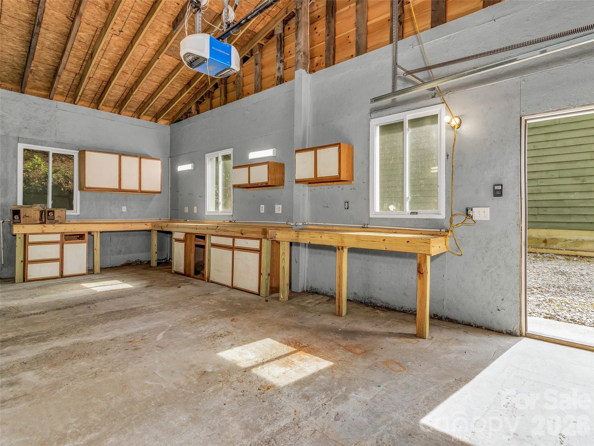 Large work shop with extra storage loft and GYM. - 287 Shady Creek Lane, Hendersonville