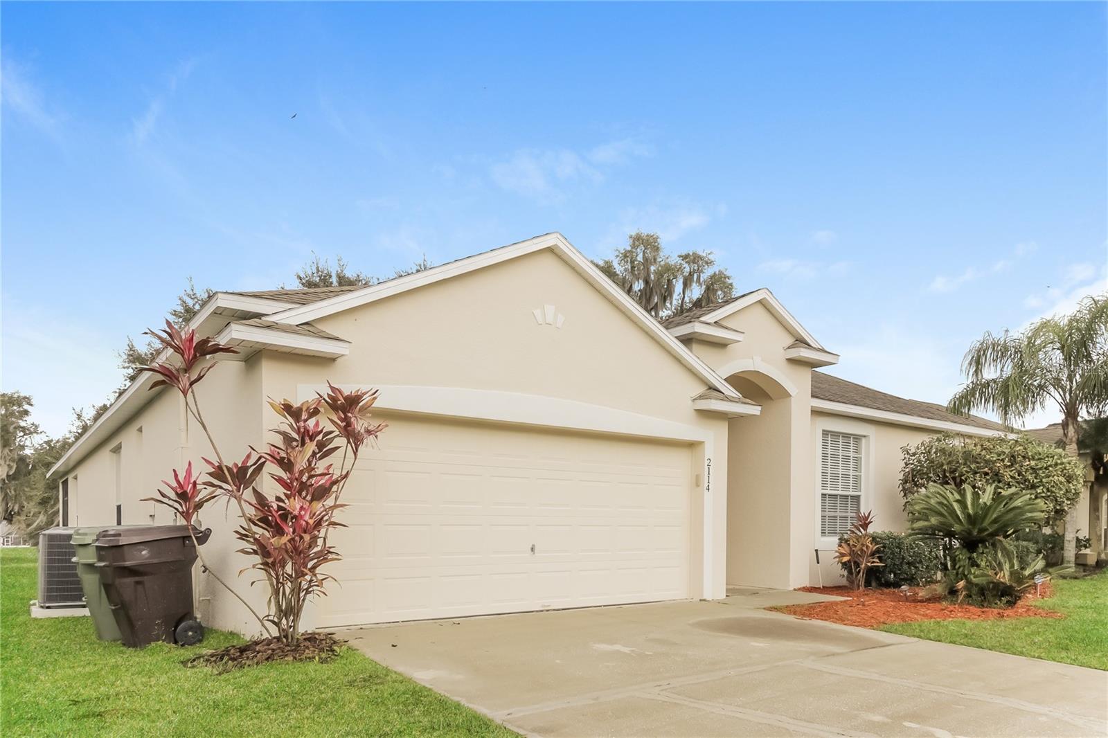 Single Family Residence at 2114 THE OAKS BLVD, KISSIMMEE, photo 2 of 15