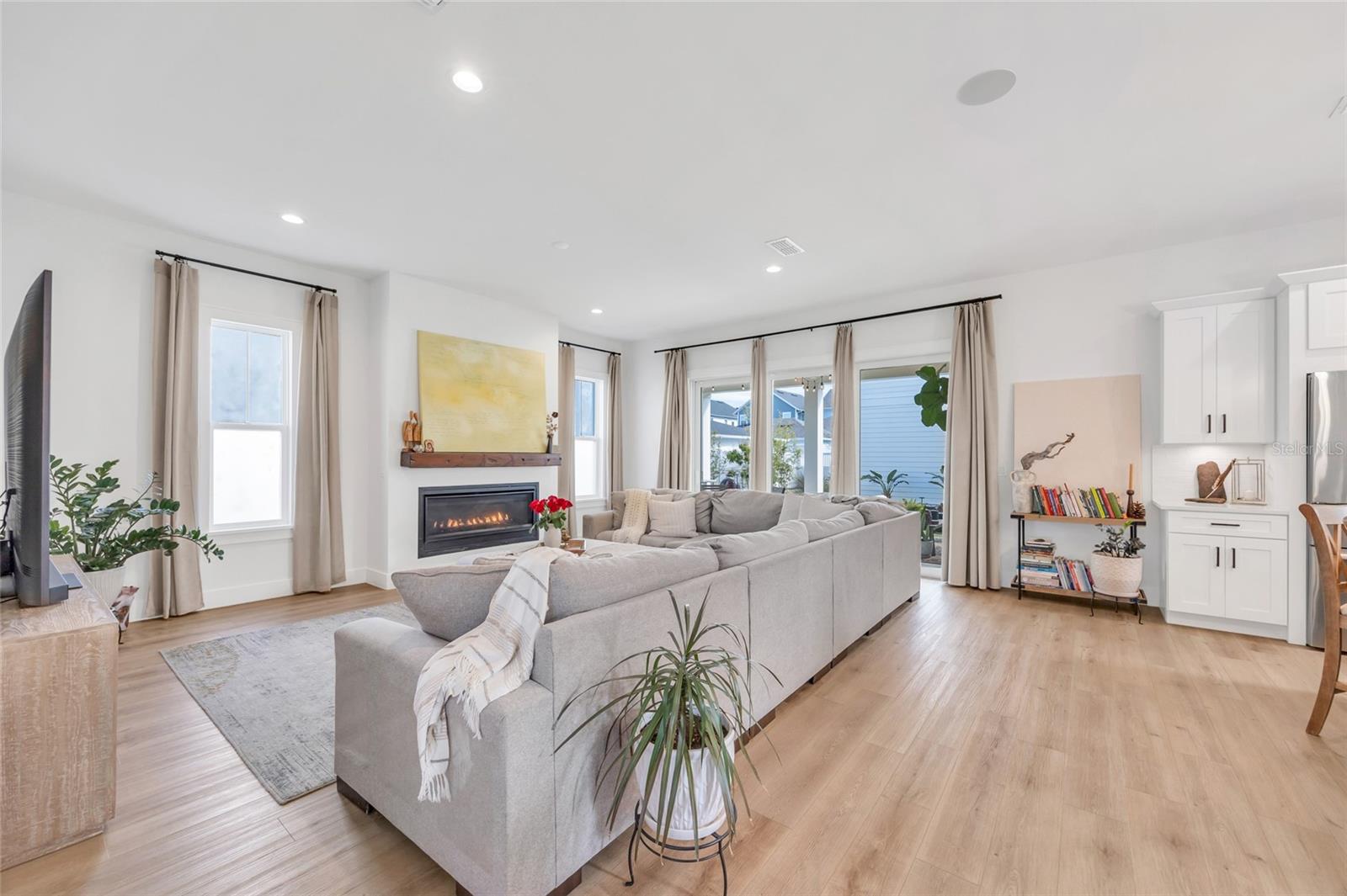 Inviting open concept living room centered around beautiful gas fireplace, perfect for every day living - 906 ALLENDALE LN, OAKLAND