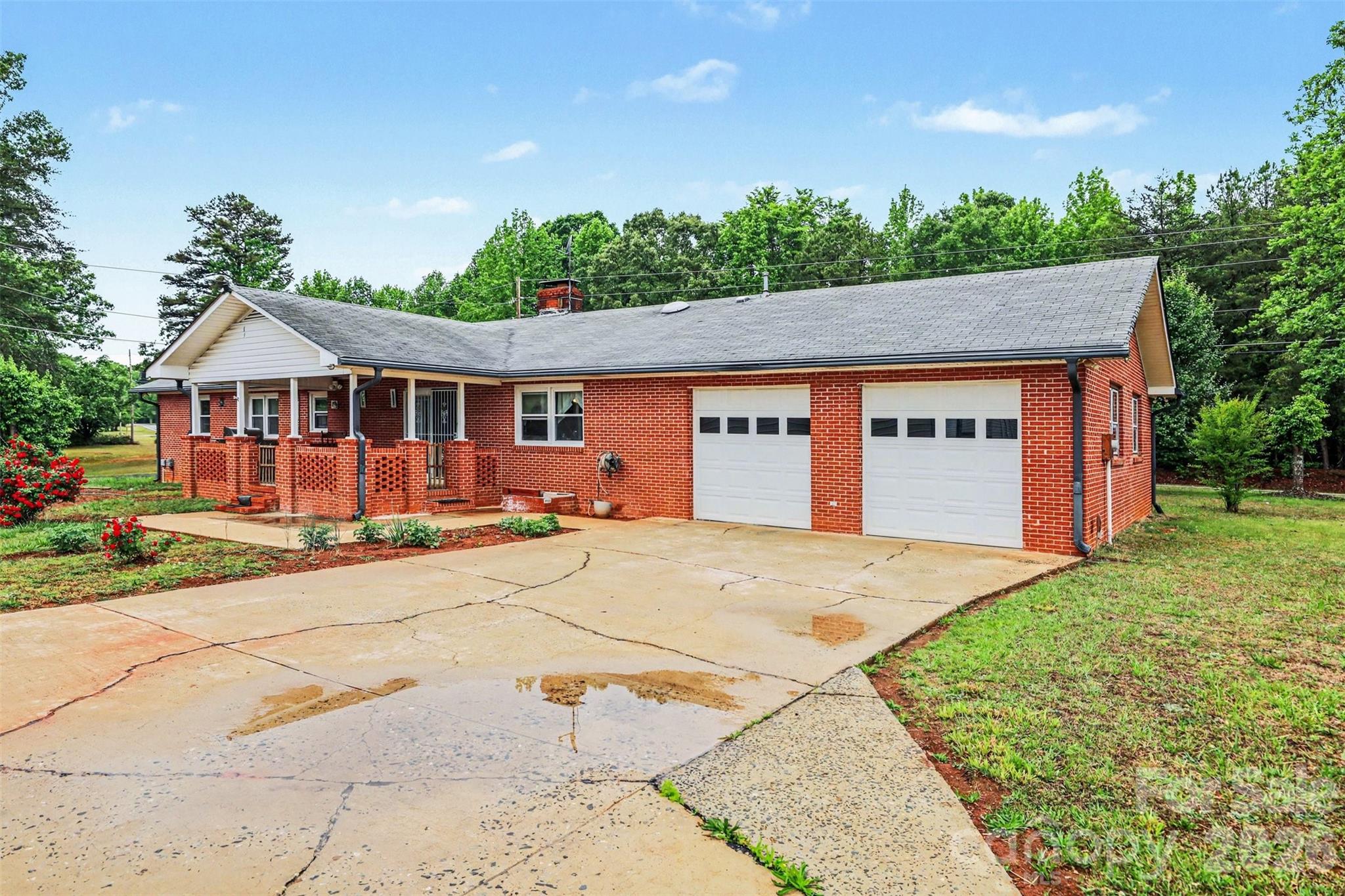Single Family Residence at 105 Fox Fire Run, Gastonia, photo 2 of 27
