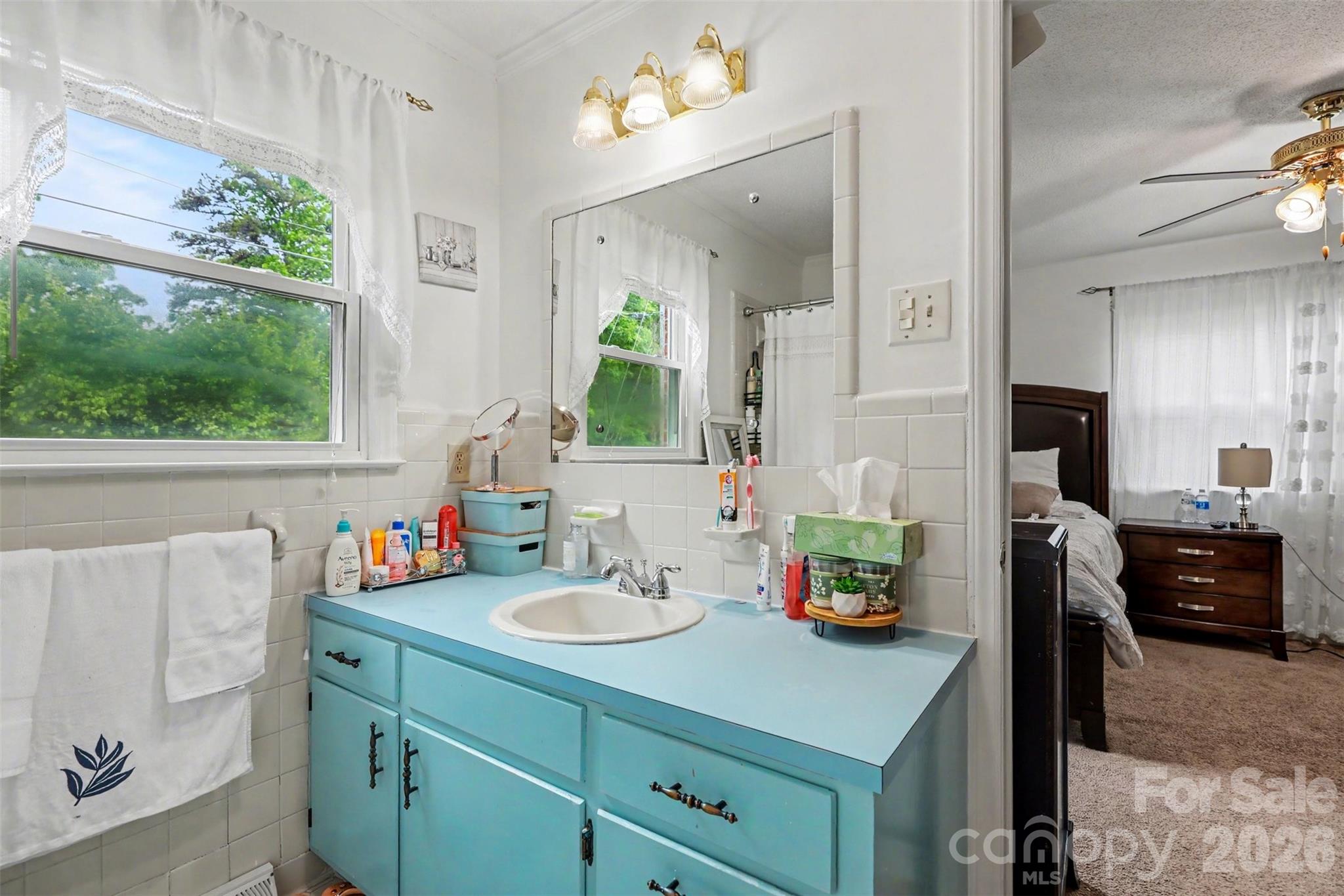 Master Sink Vanity - 105 Fox Fire Run, Gastonia