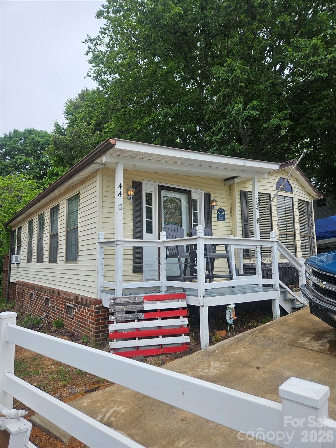 Single Family Residence at 157 Dogwood Circle, New London, photo 3 of 21