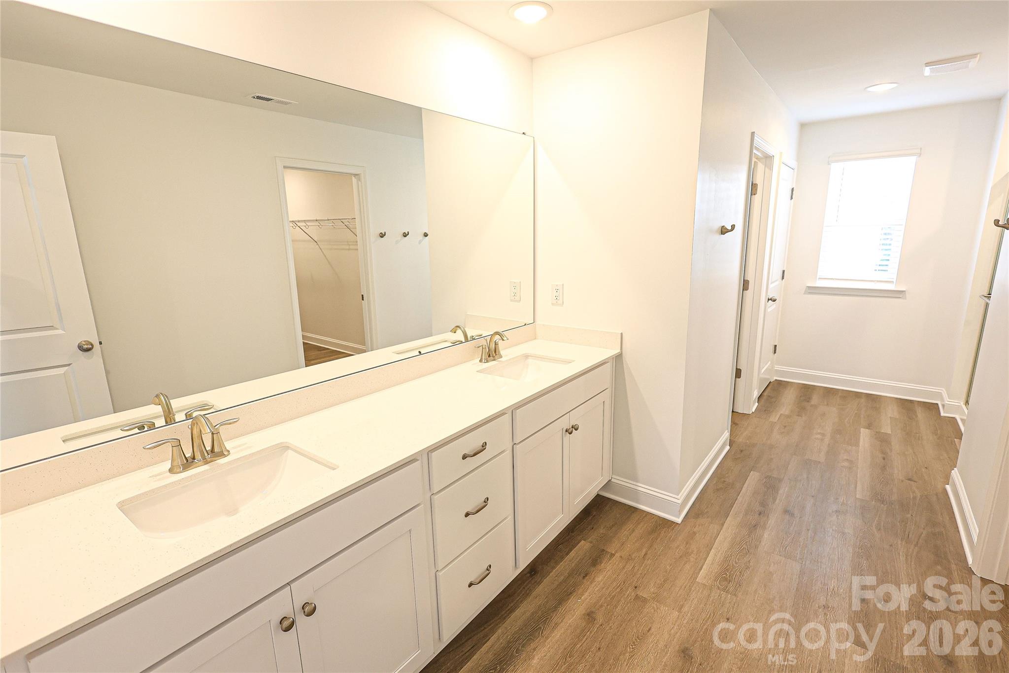 Single Family Residence at 5007 Twin River Drive, Denver, photo 11 of 44