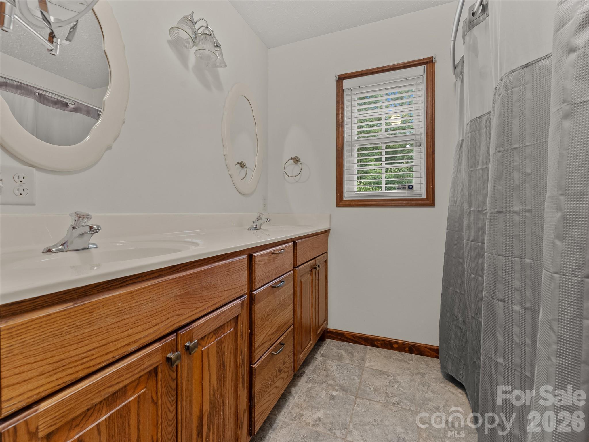 Full Bathroom - 476 Jackson Loop Road, Flat Rock