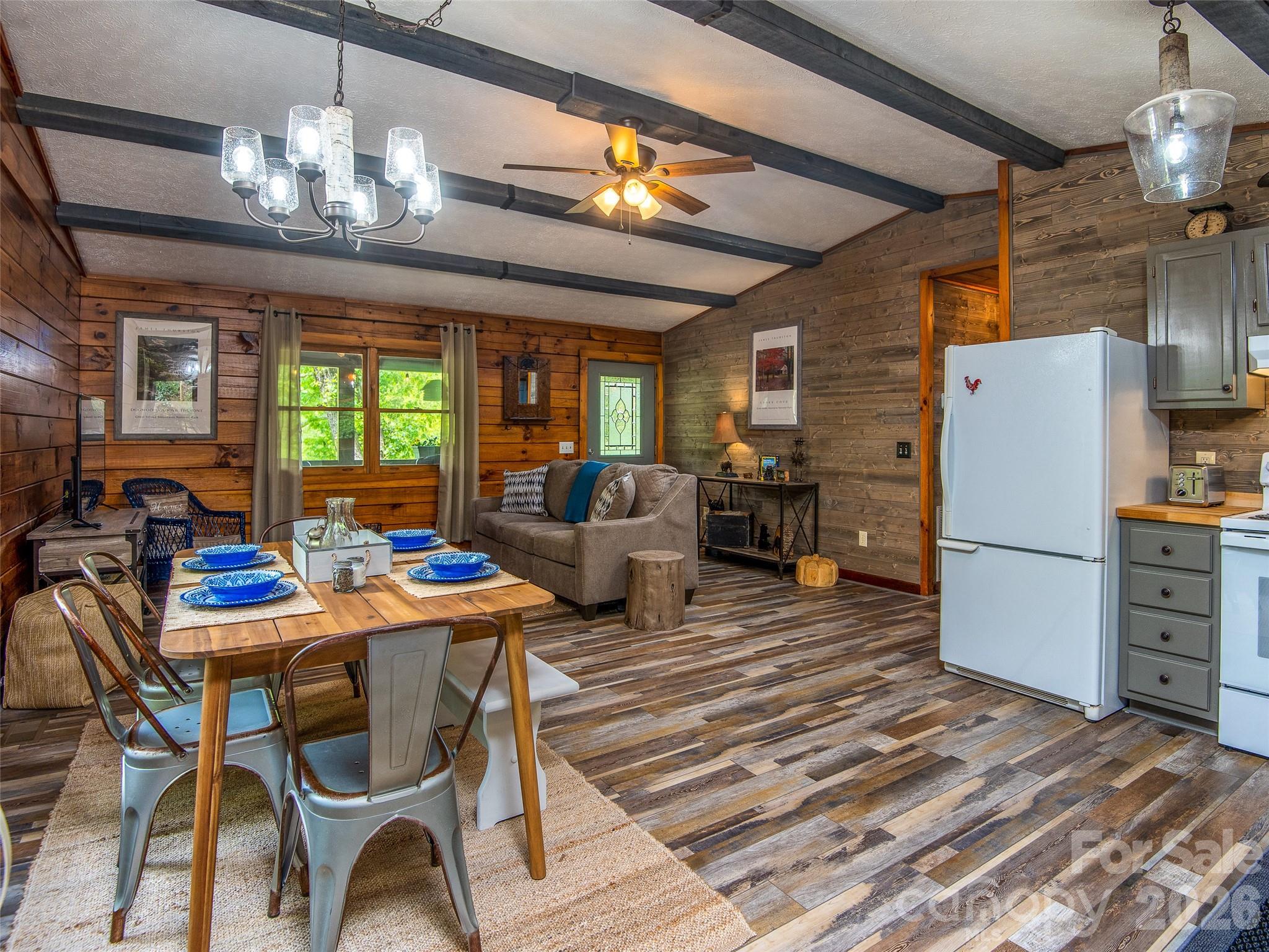 Single Family Residence at 154 Cedarwood Drive, Waynesville, photo 3 of 17