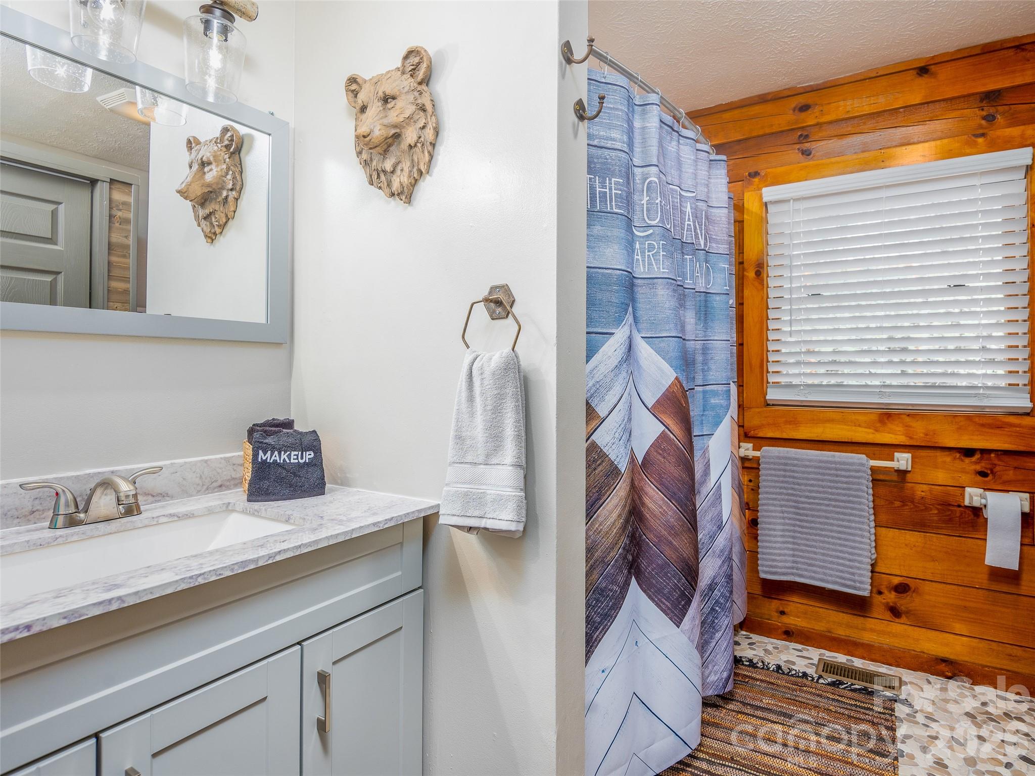 Single Family Residence at 154 Cedarwood Drive, Waynesville, photo 10 of 17