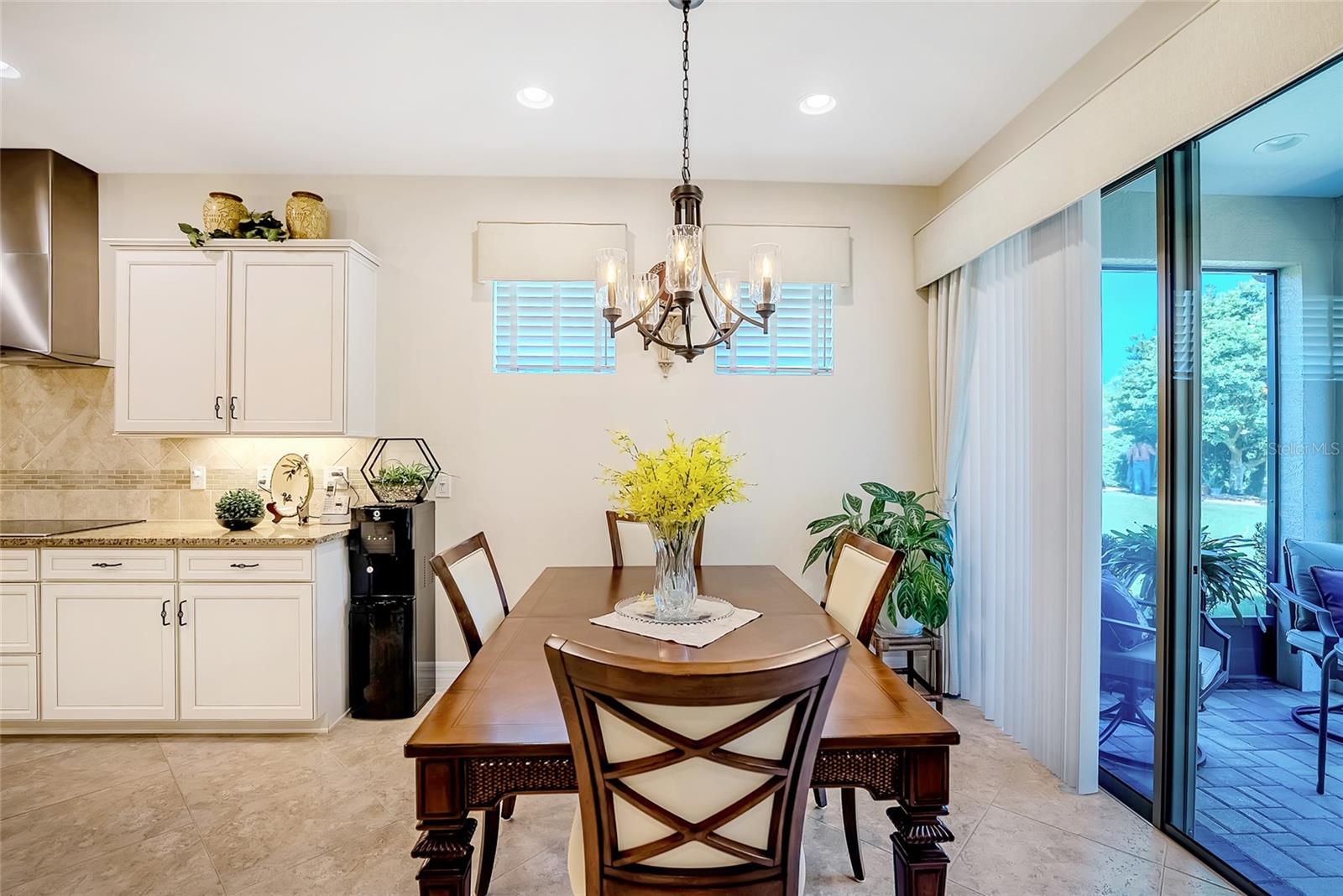 Dinning area with views to the lush back yard. - 6707 SW 95TH CIR, OCALA