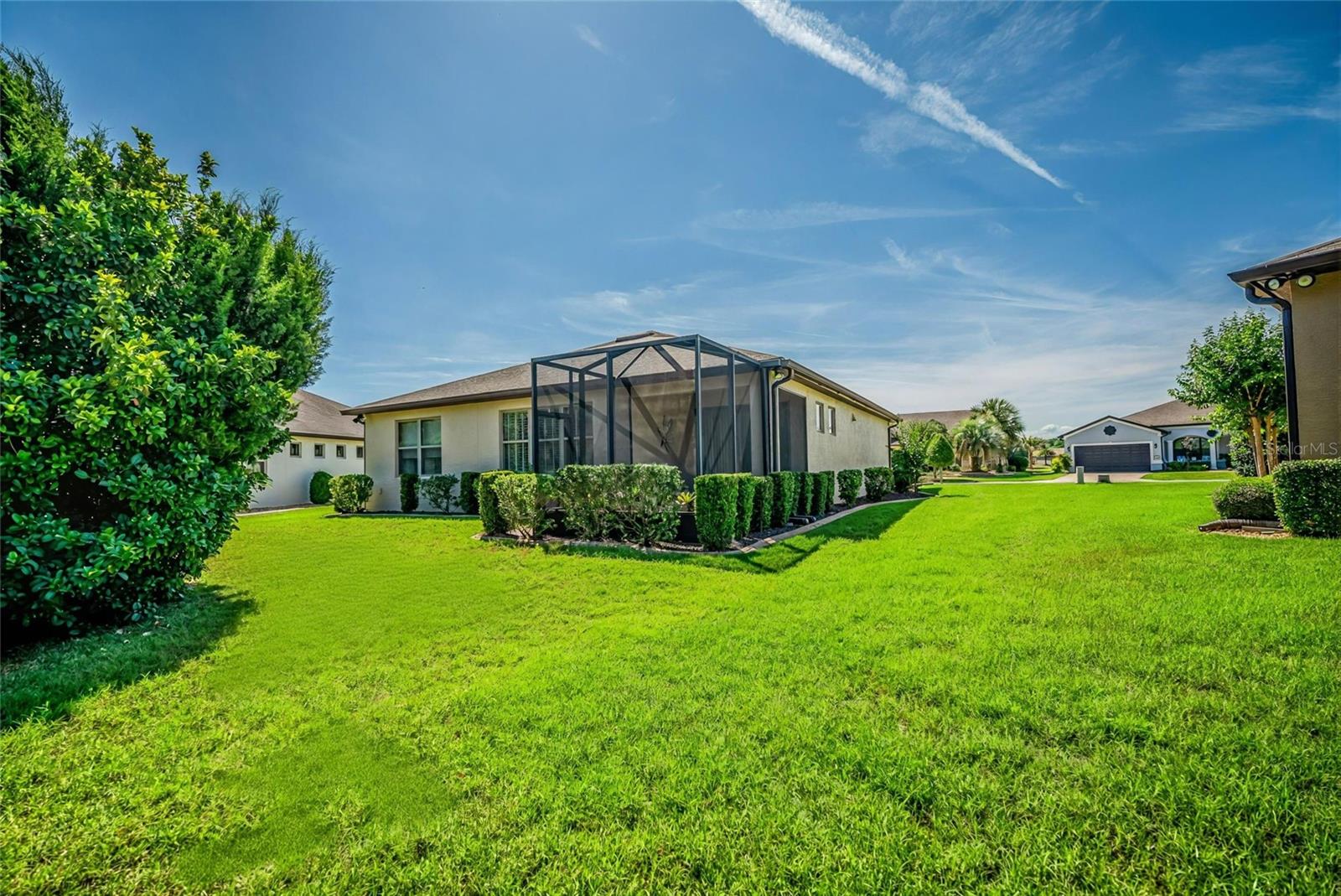 The back of the home has lush landscaping for a privite setting. - 6707 SW 95TH CIR, OCALA